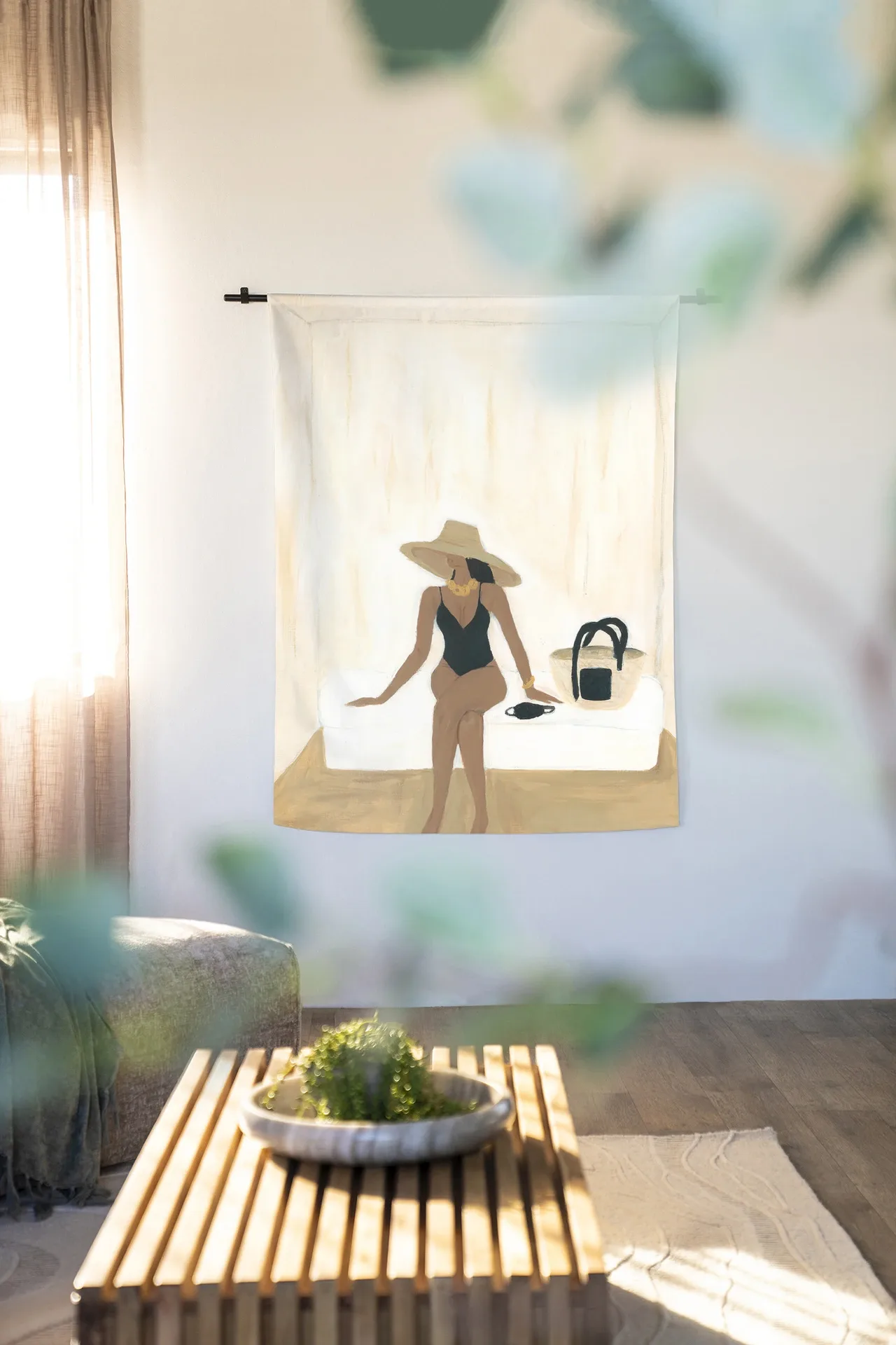 Wandteppich Luxuriate regardless - Urban Cotton in einem hellen Wohnzimmer mit Couchtisch und Pflanze