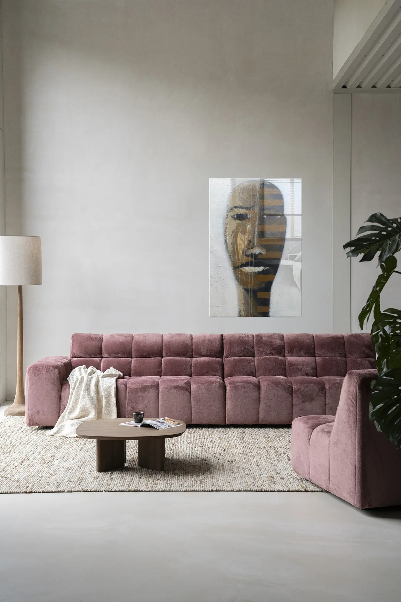 Wandteppich Head 1 - Urban Cotton hängt über einem rosa Sofa in einem modernen Wohnzimmer
