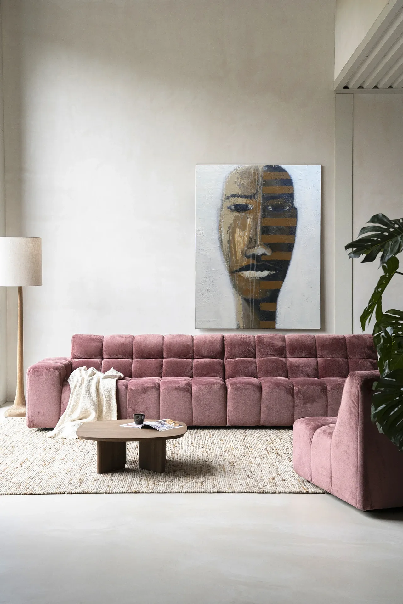 Wandteppich Head 1 - Urban Cotton in einem modernen Wohnzimmer über einem rosa Sofa
