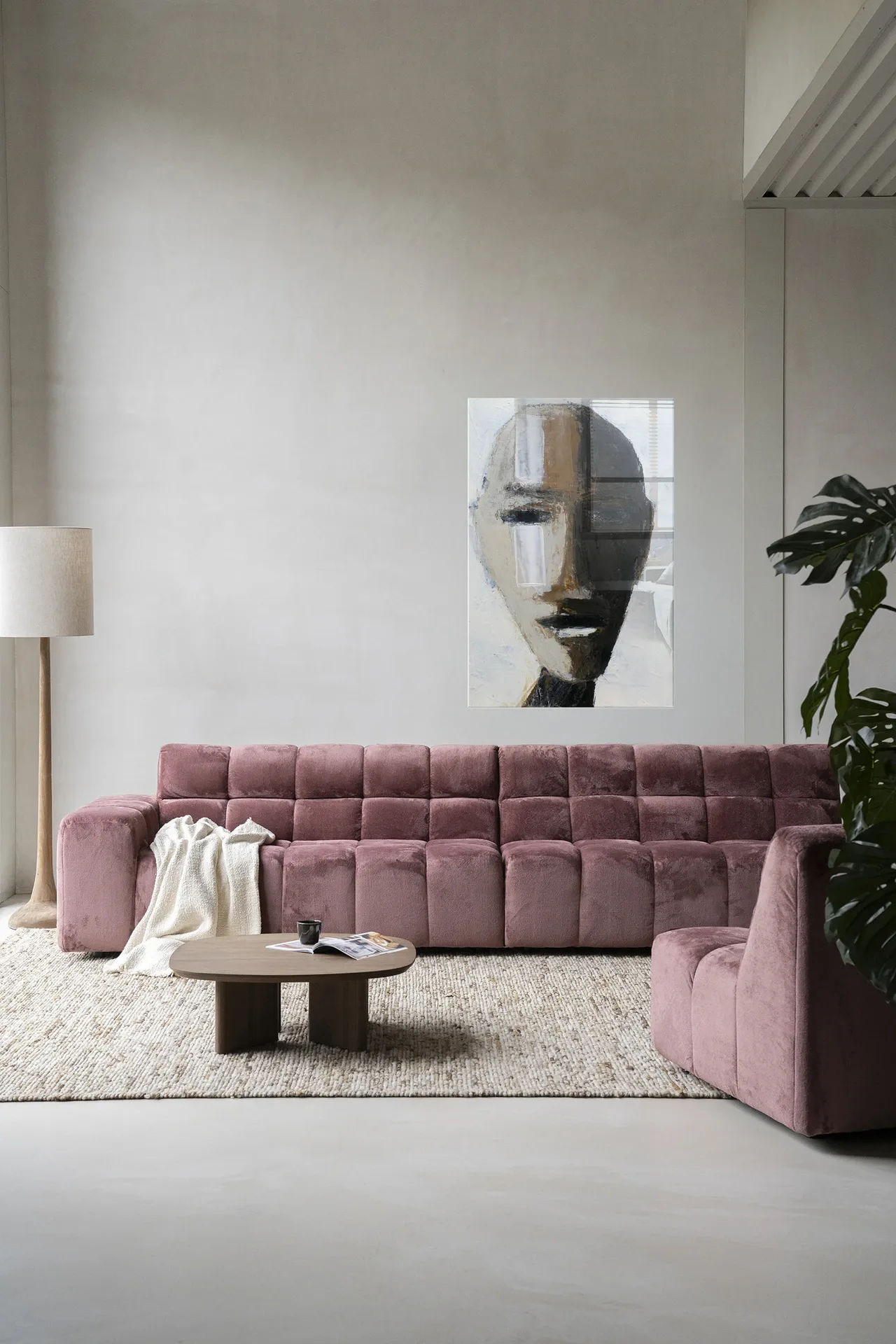 Wandteppich Head 2 - Urban Cotton in einem modernen Wohnzimmer über einem rosa Sofa