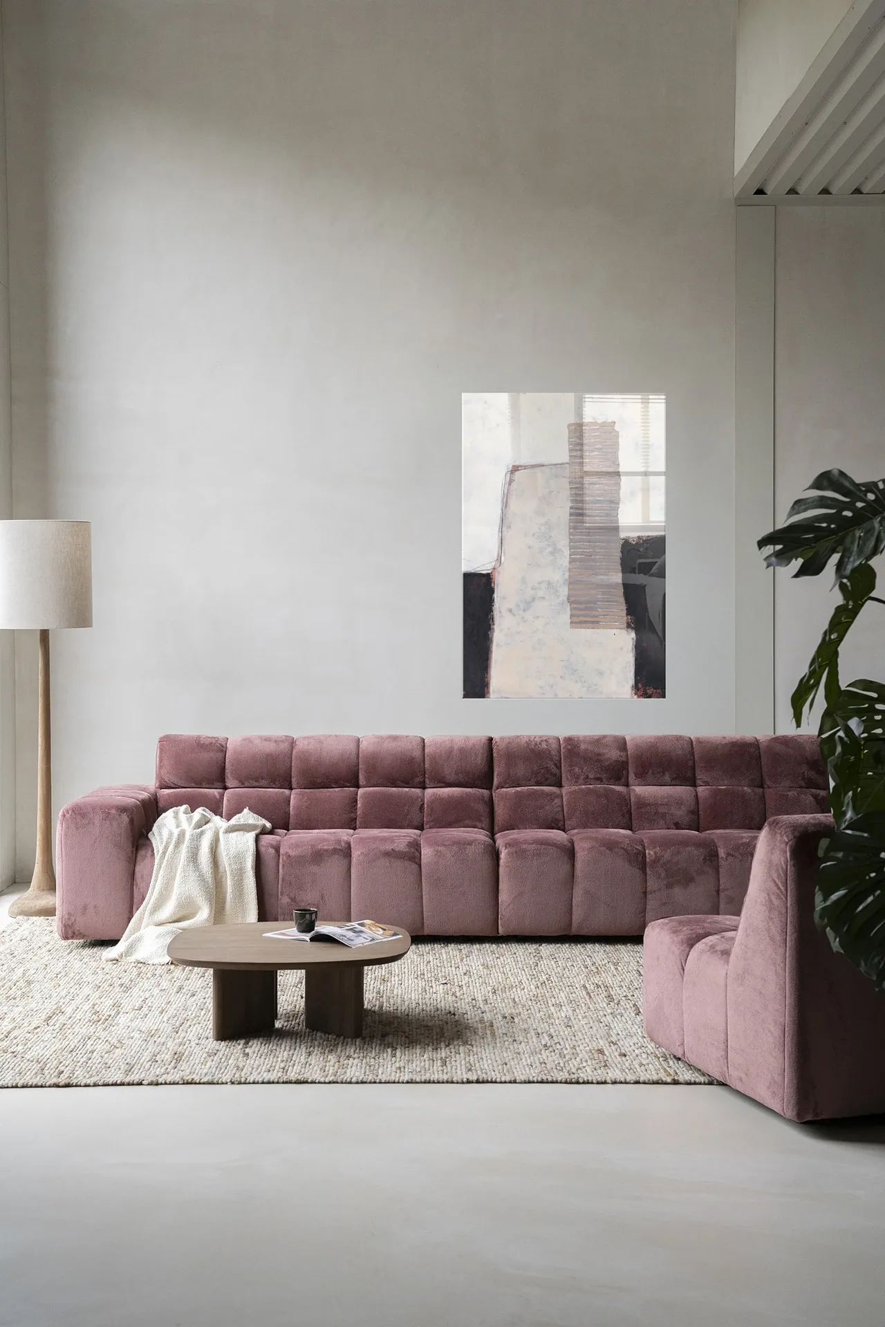 Wandteppich Abstract 1 - Urban Cotton hängt über einem rosa Sofa in einem modernen Wohnzimmer