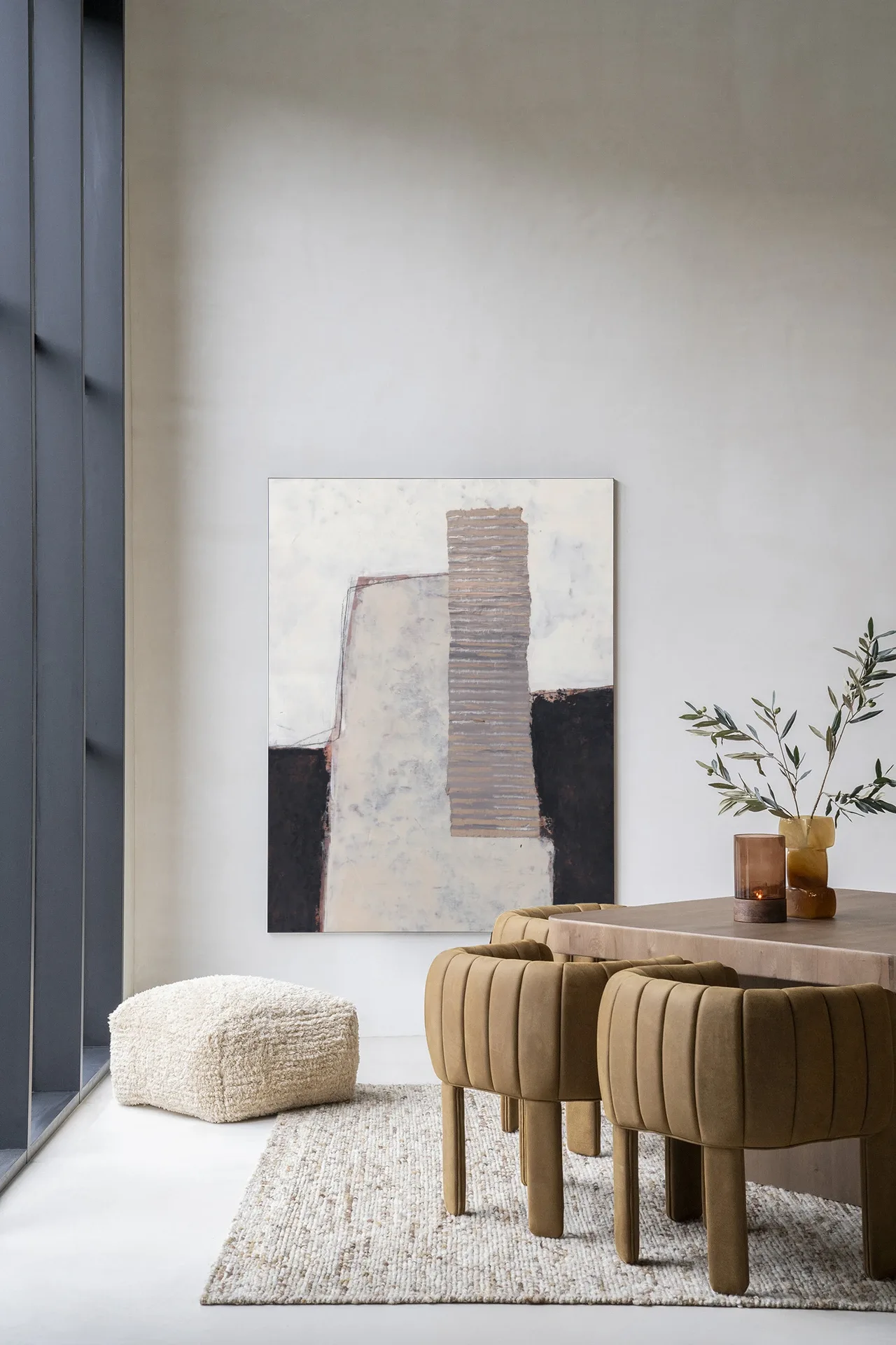 Wandteppich Abstract 1 - Urban Cotton hängt an einer hellen Wand in einem modernen Wohnzimmer