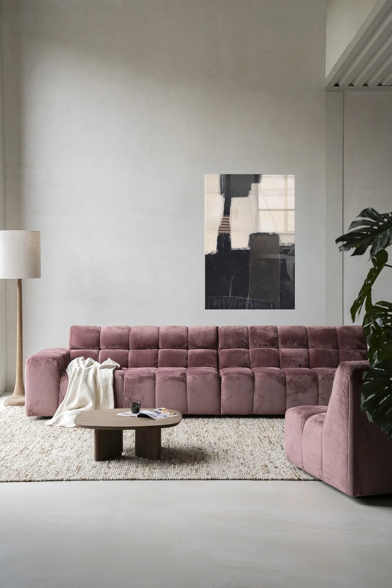 Wandteppich Abstract 2 - Urban Cotton in einem modernen Wohnzimmer über einem rosa Sofa