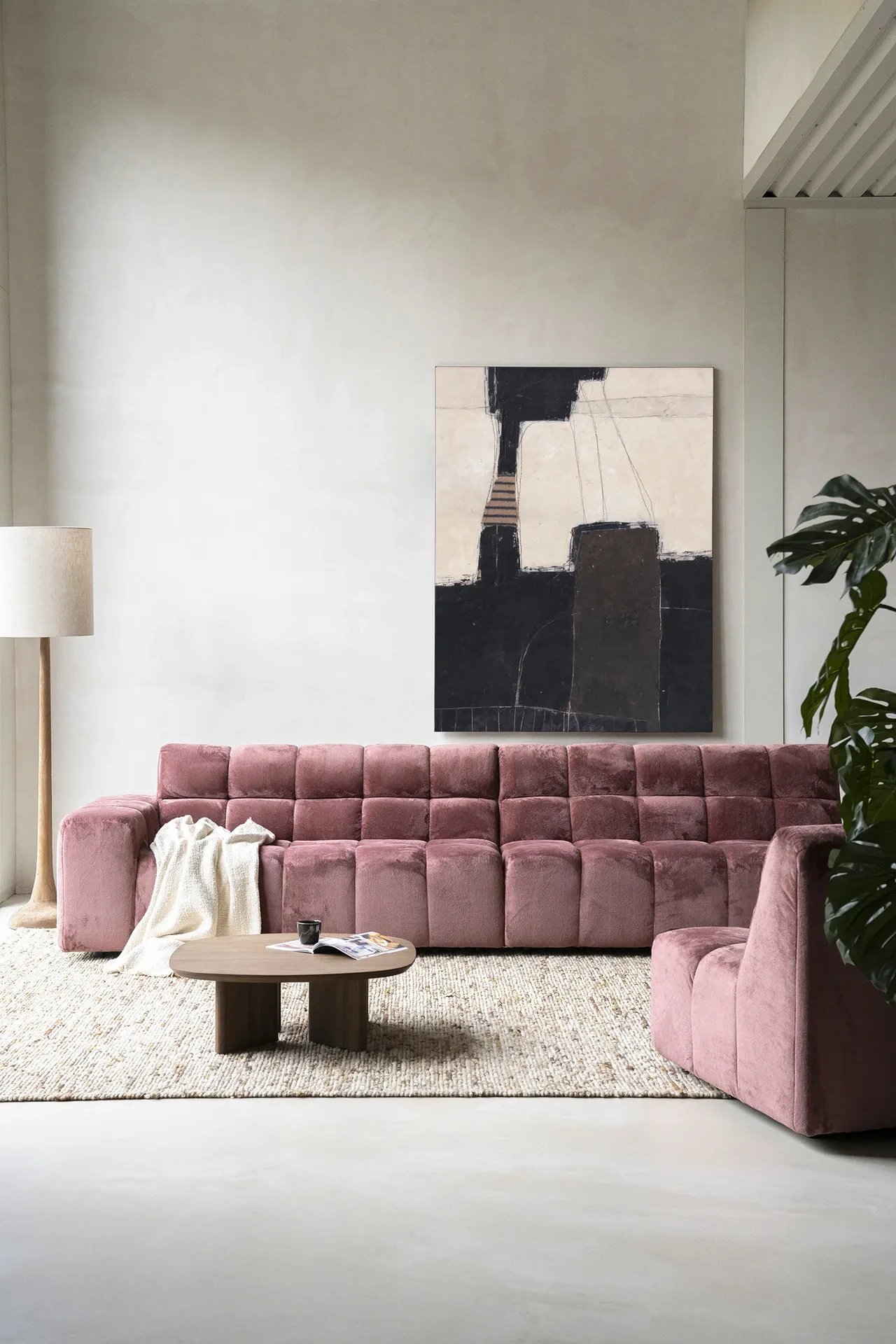 Wandteppich Abstract 2 - Urban Cotton hängt über einem rosa Sofa in einem modernen Wohnzimmer