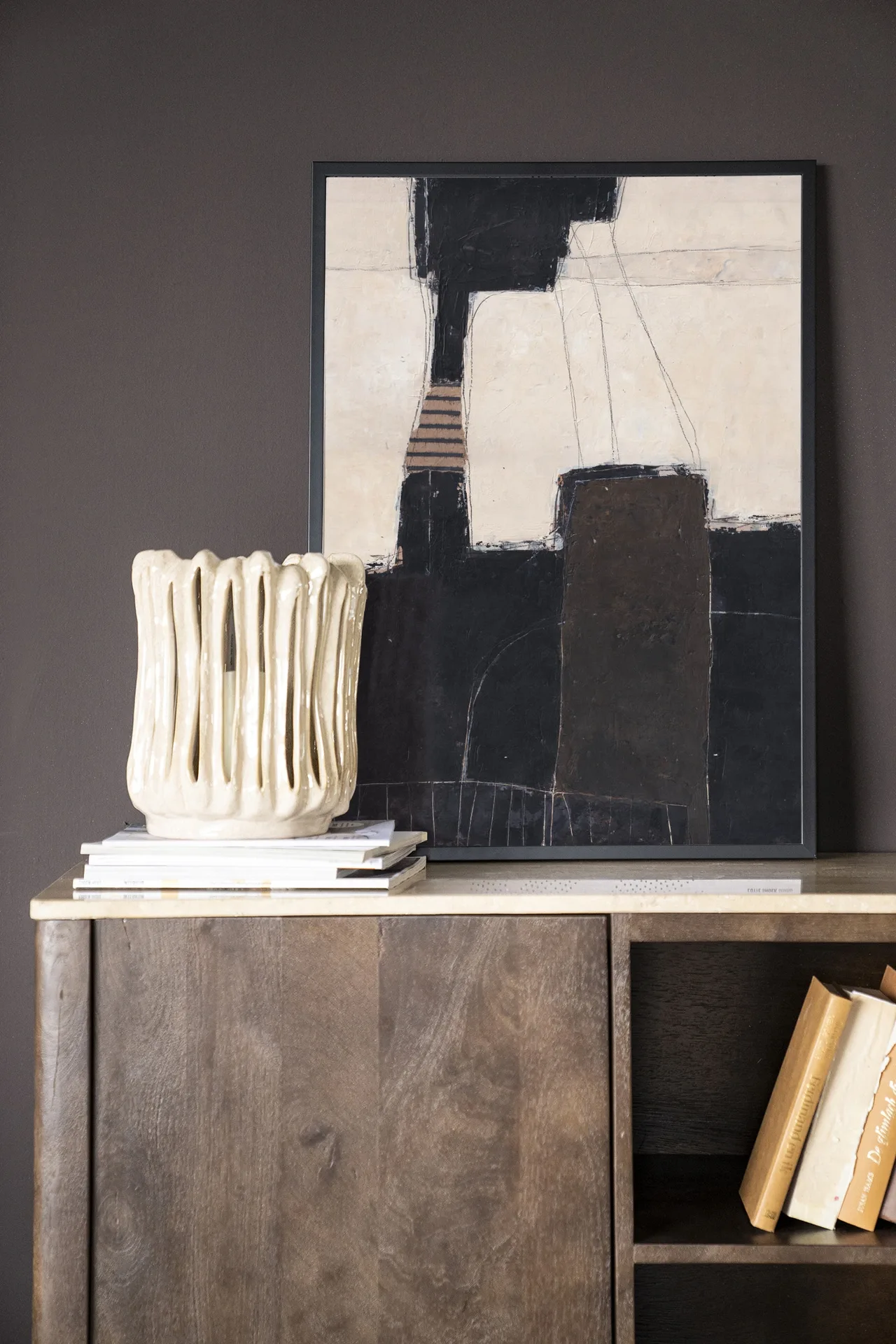 Wandteppich Abstract 2 - Urban Cotton gerahmt über einem Holzschrank mit Büchern hängend