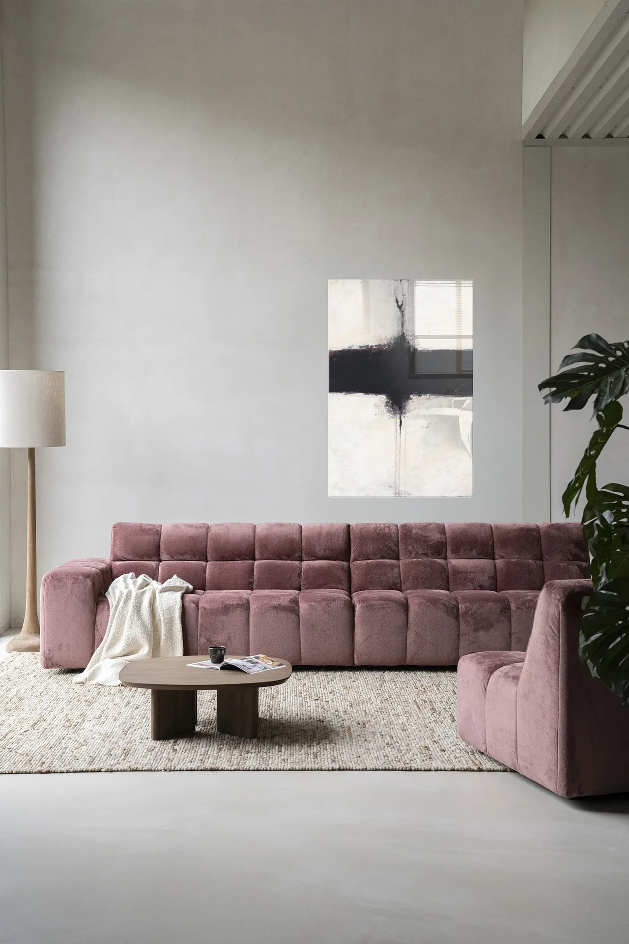 Wandteppich Abstract 3 - Urban Cotton hängt über einem rosa Sofa in einem modernen Wohnzimmer