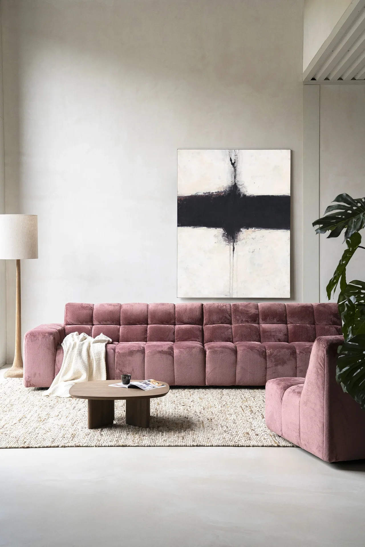 Wandteppich Abstract 3 - Urban Cotton in einem modernen Wohnzimmer über einem rosa Sofa