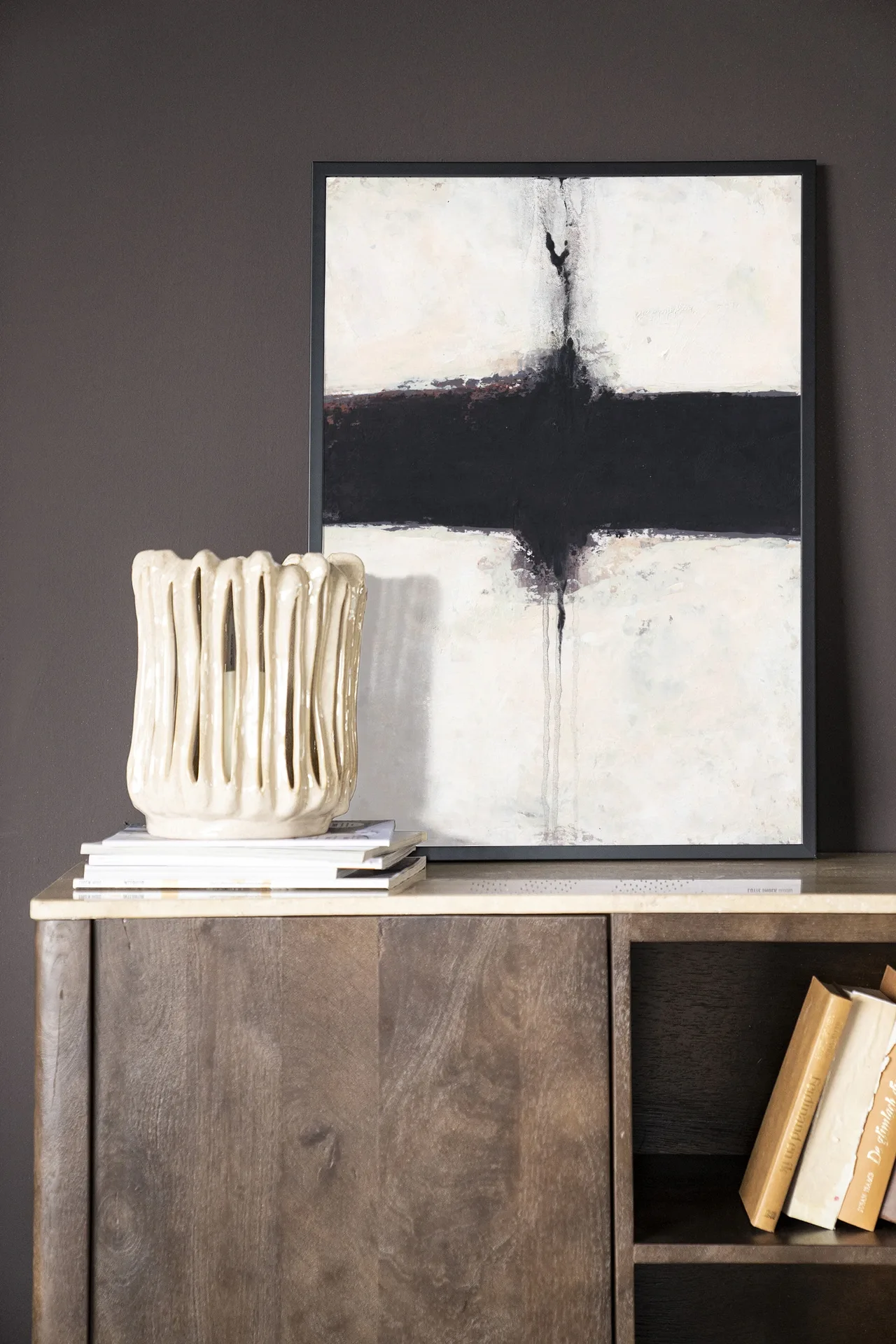 Wandteppich Abstract 3 - Urban Cotton hängt über einer Holzkommode mit Dekoration