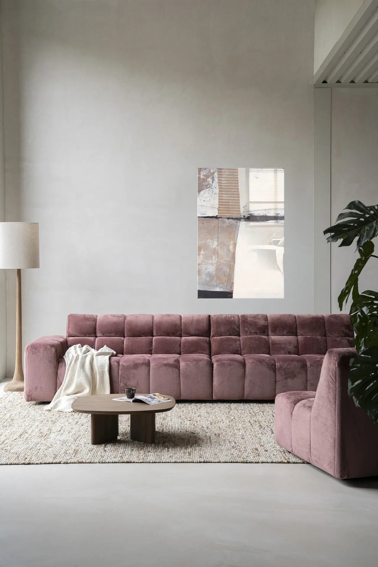 Wandteppich Abstract 5 - Urban Cotton hängt über einem rosa Sofa in einem modernen Wohnzimmer