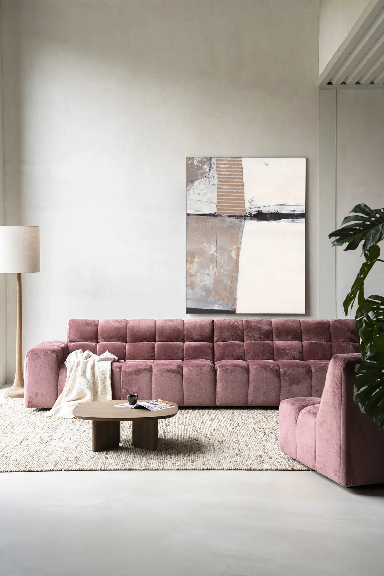 Wandteppich Abstract 5 - Urban Cotton in einem modernen Wohnzimmer über einem rosa Sofa
