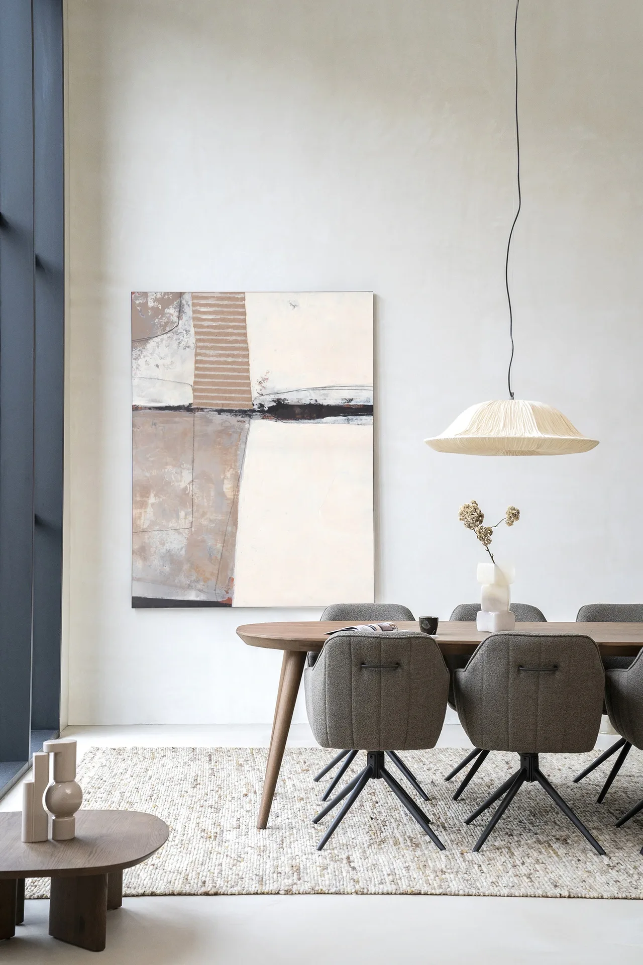 Wandteppich Abstract 5 - Urban Cotton hängt über einem Sideboard in einem modernen Interieur