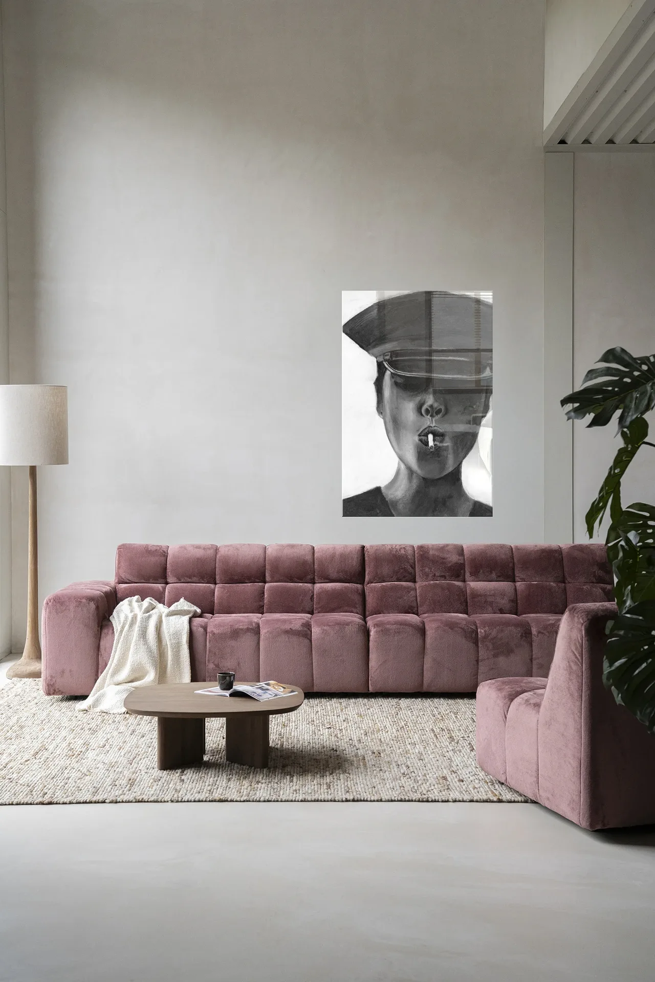 Wandteppich Smokes - Urban Cotton hängt über einem rosa Sofa in einem modernen Wohnzimmer