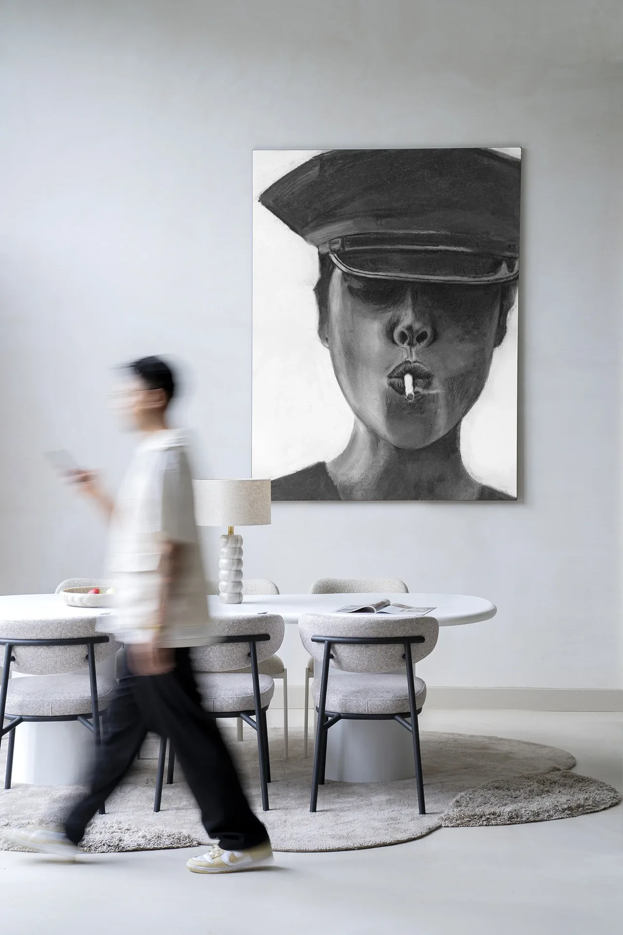 Wandteppich Smokes - Urban Cotton hängt in einem modernen Interieur mit einer vorbeigehenden Person