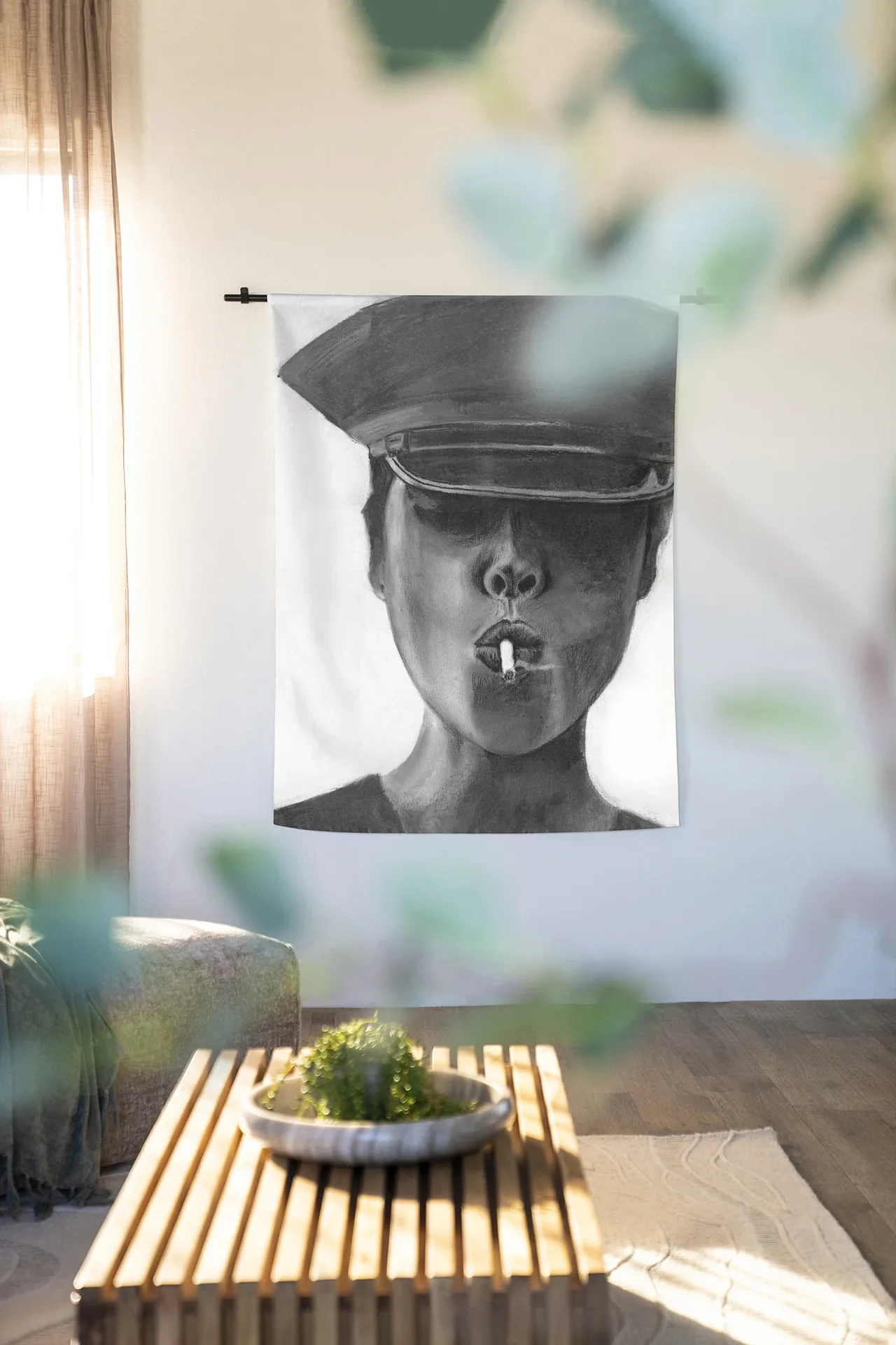 Wandteppich Smokes - Urban Cotton hängt an einer schwarzen Stange in einem hellen Wohnzimmer mit einem Couchtisch aus Holz