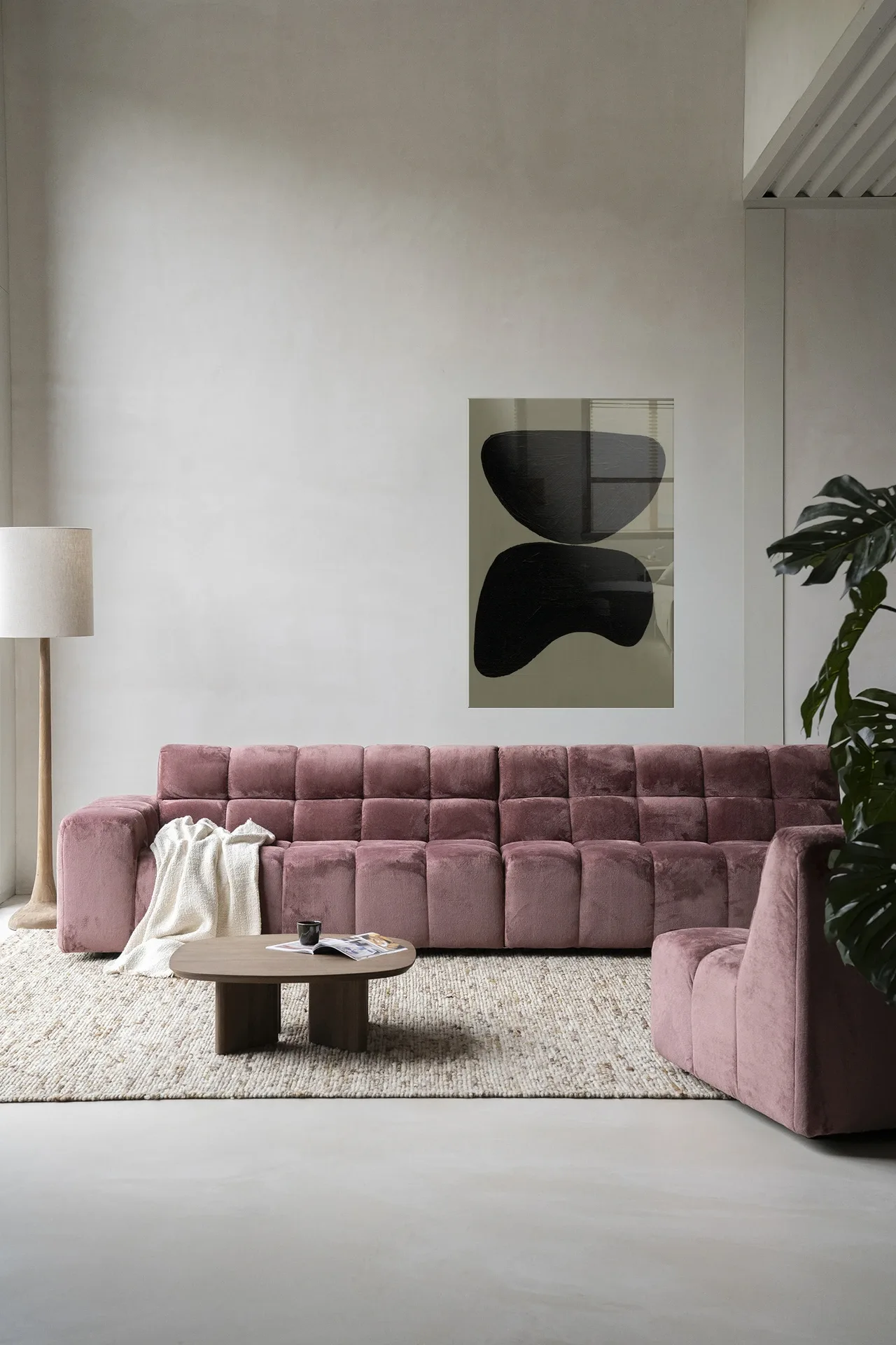 Wandteppich Rock Balance - Urban Cotton in einem modernen Wohnzimmer über einem rosa Sofa