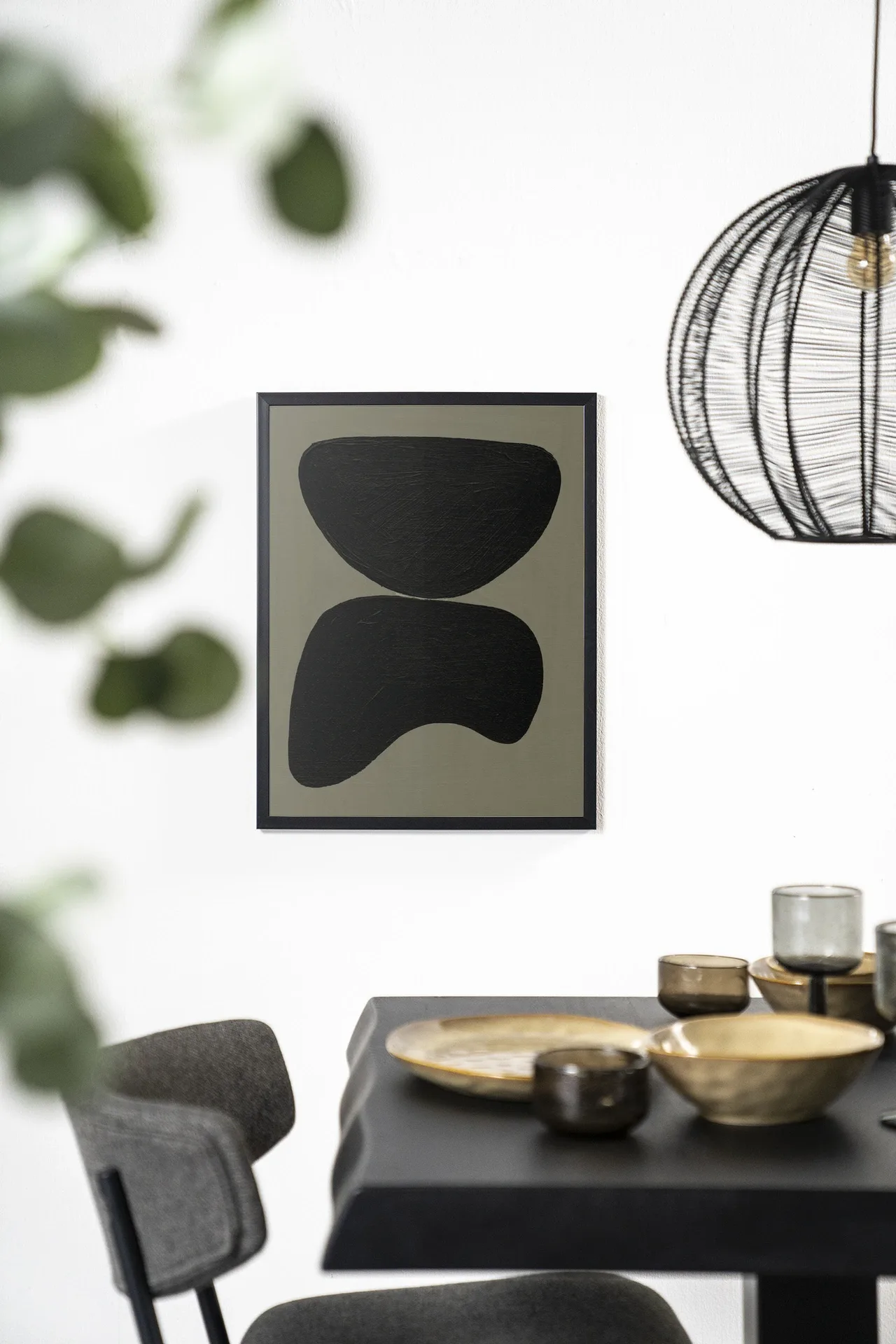 Wandteppich Rock Balance - Urban Cotton in einem modernen Esszimmer mit dunklem Tisch und Stühlen