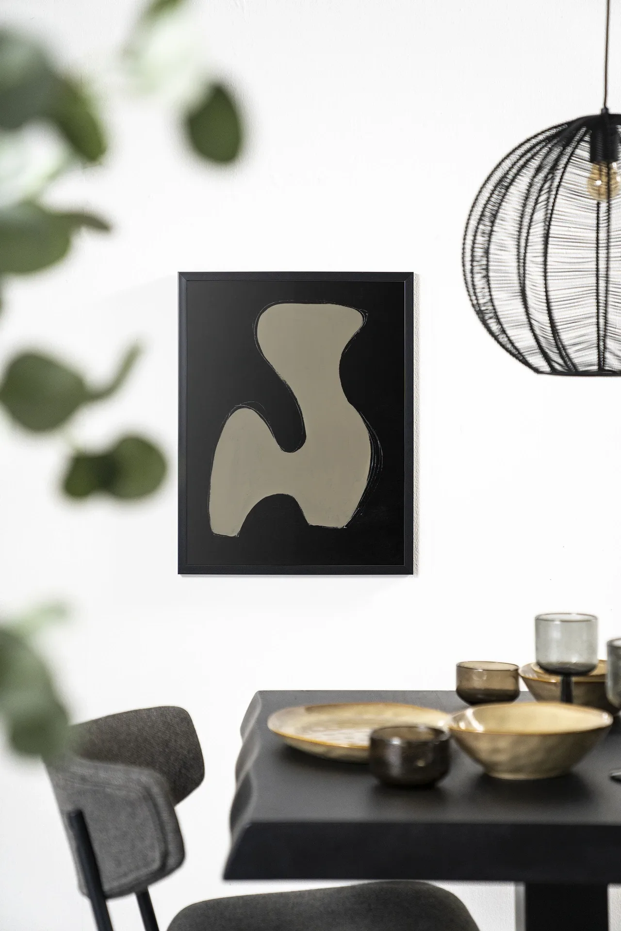 Wandteppich Cobra Snake in einem schwarzen Rahmen an einer weißen Wand in einem Esszimmer - Urban Cotton