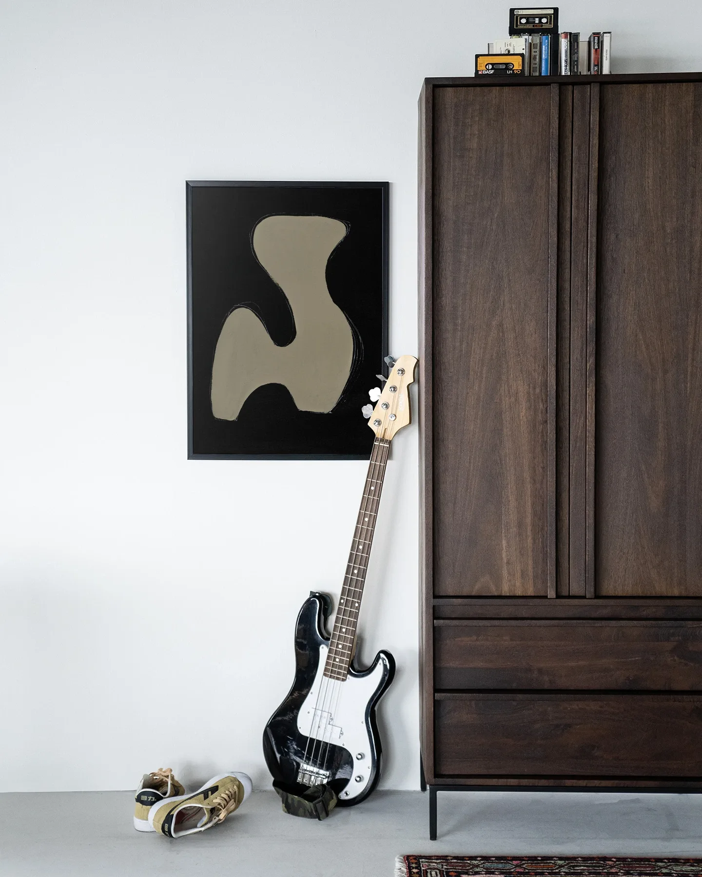 Wandteppich Cobra Snake - Urban Cotton in einem modernen Interieur mit Gitarre und Holzschrank