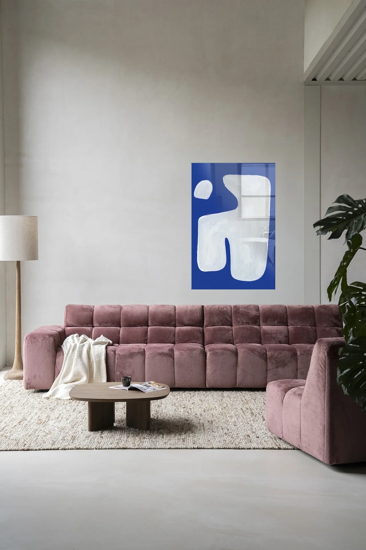 Wandteppich Pacman von Urban Cotton hängt über einem rosa Sofa in einem modernen Wohnzimmer