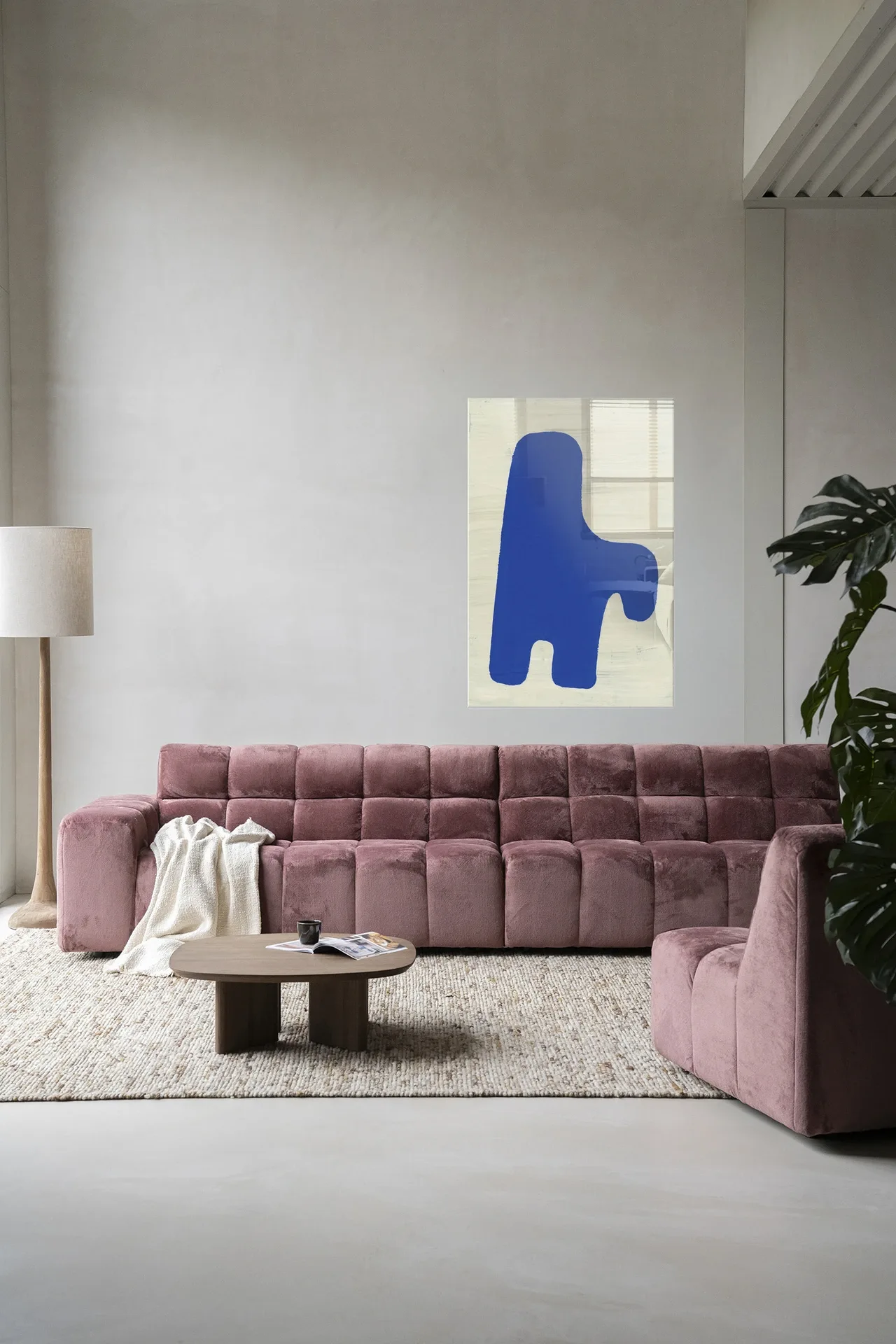 Wandteppich Cobby als blaue Figur über einem rosa Sofa in einem Wohnzimmer hängend - Urban Cotton