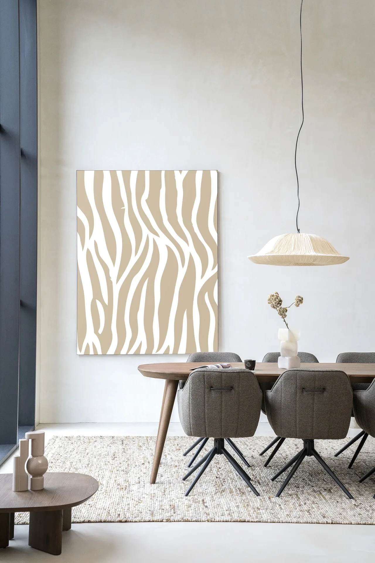 Wandteppich Savanna Beige von Urban Cotton an einer hellen Wand in einem modernen Interieur