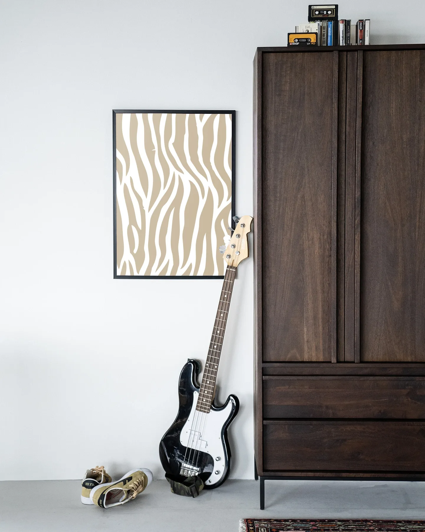 Wandteppich Savanna Beige - Urban Cotton mit Zebramuster in einem modernen Interieur mit Bassgitarre und Schrank