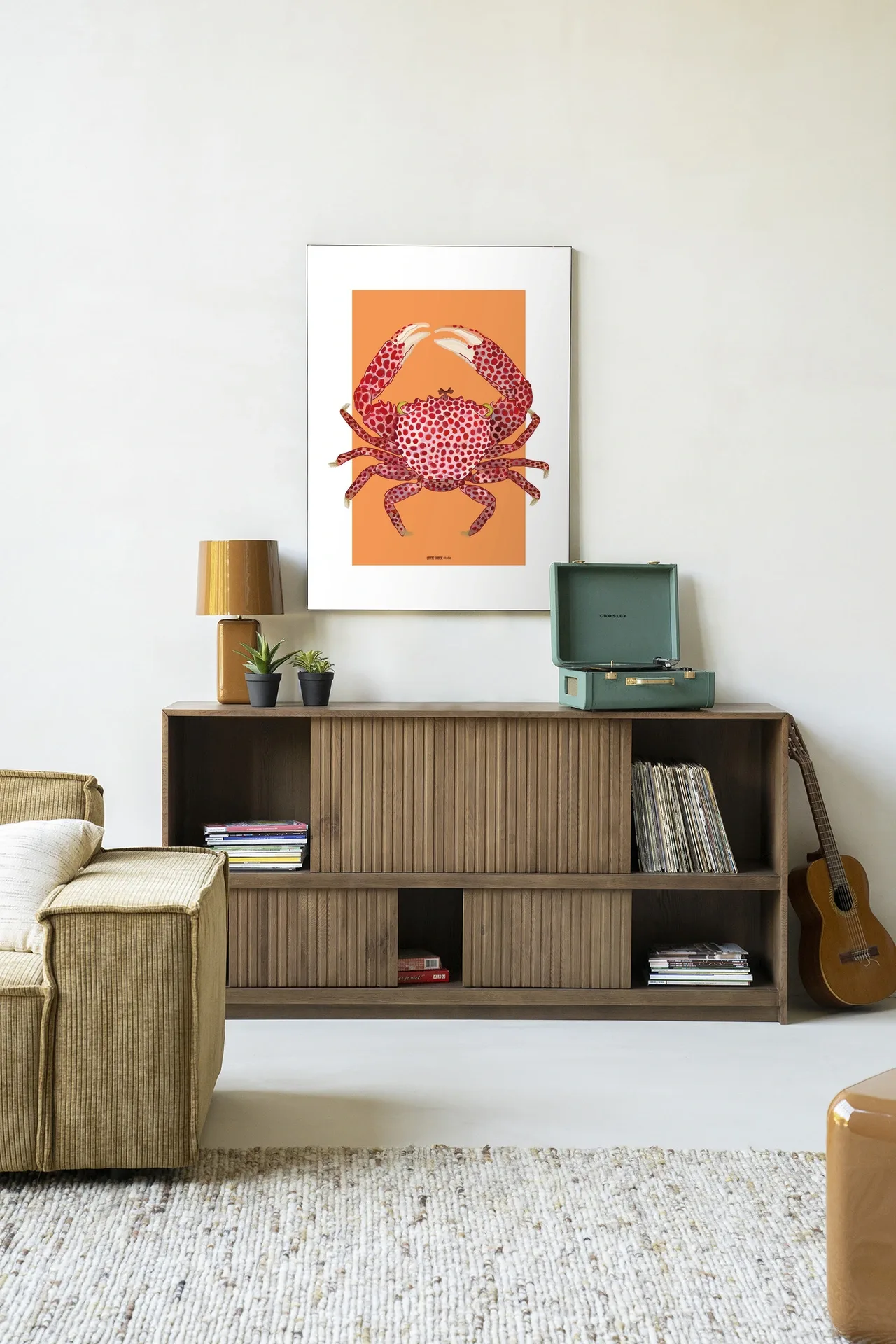 Der Art Print Trapezia - Urban Cotton hängt über einem Holzschrank in einem hellen Wohnzimmer