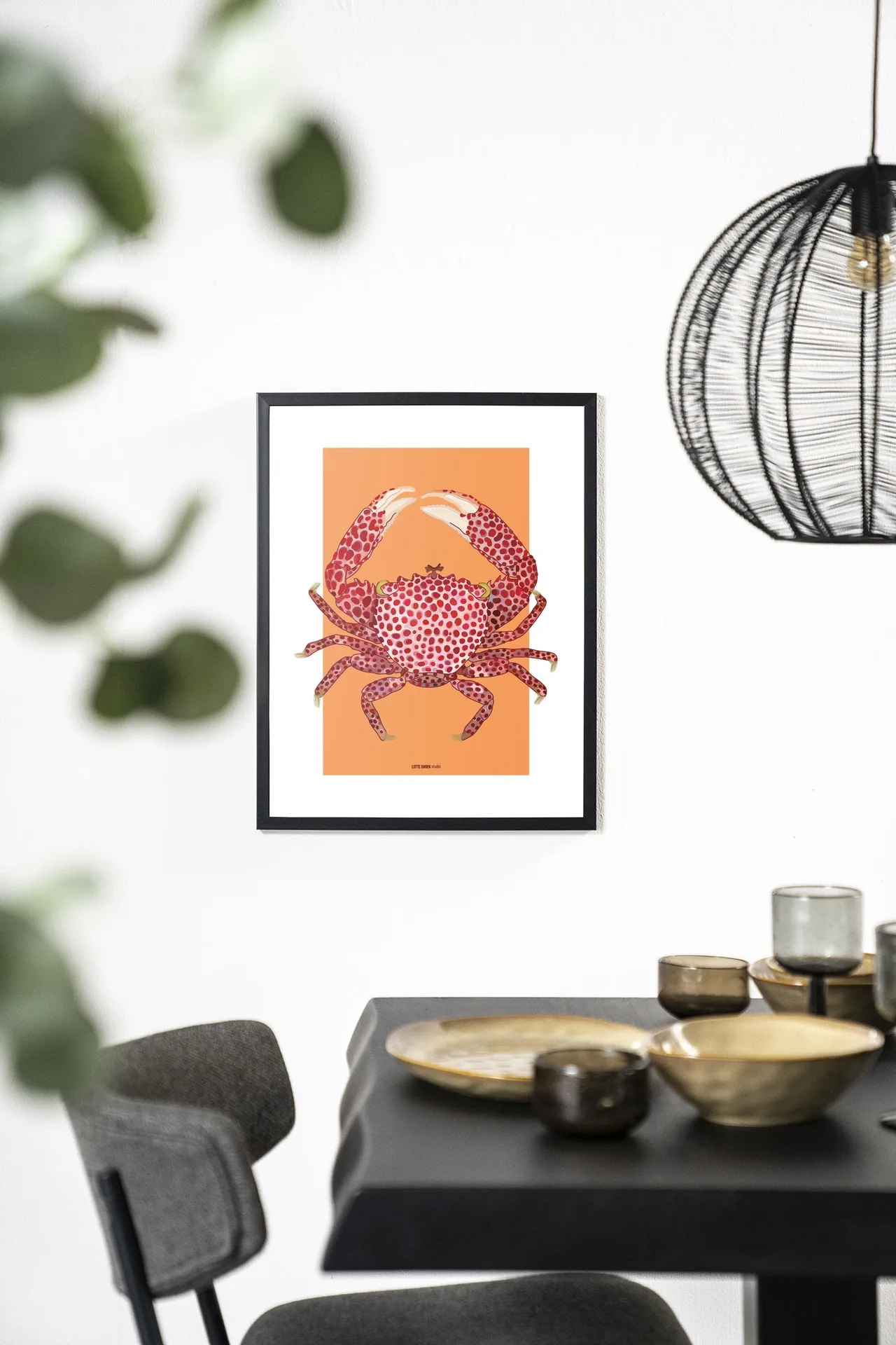 Art Print Trapezia an einer weißen Wand mit einem schwarzen Esstisch und Stühlen im Vordergrund - Urban Cotton