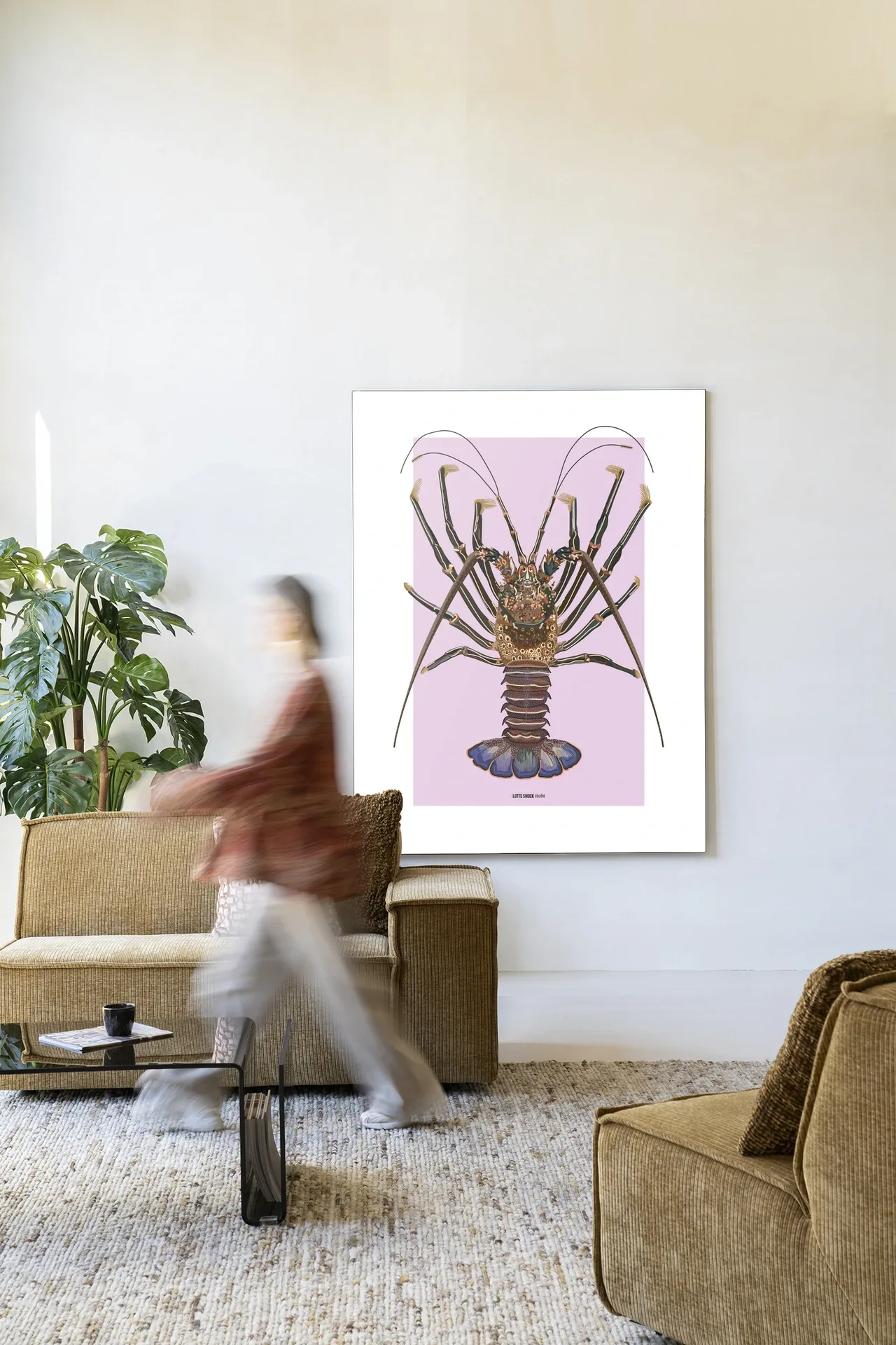 Ein moderner Wandteppich Langosta in einem hellen Wohnzimmer mit einer vorbeigehenden Person - Urban Cotton