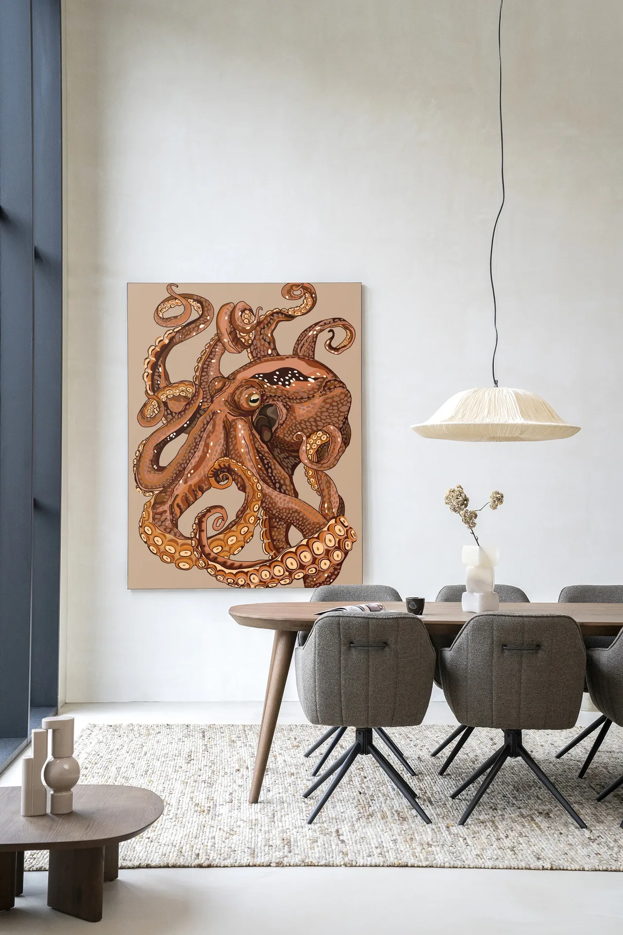 Wandteppich Pulpo - Urban Cotton in einem modernen Esszimmer mit Holztisch und grauen Stühlen