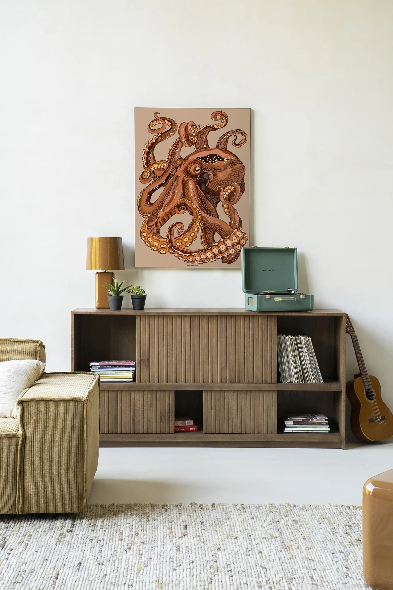 Wandteppich Pulpo - Urban Cotton hängt über einem Holzschrank mit Plattenspieler und Gitarre