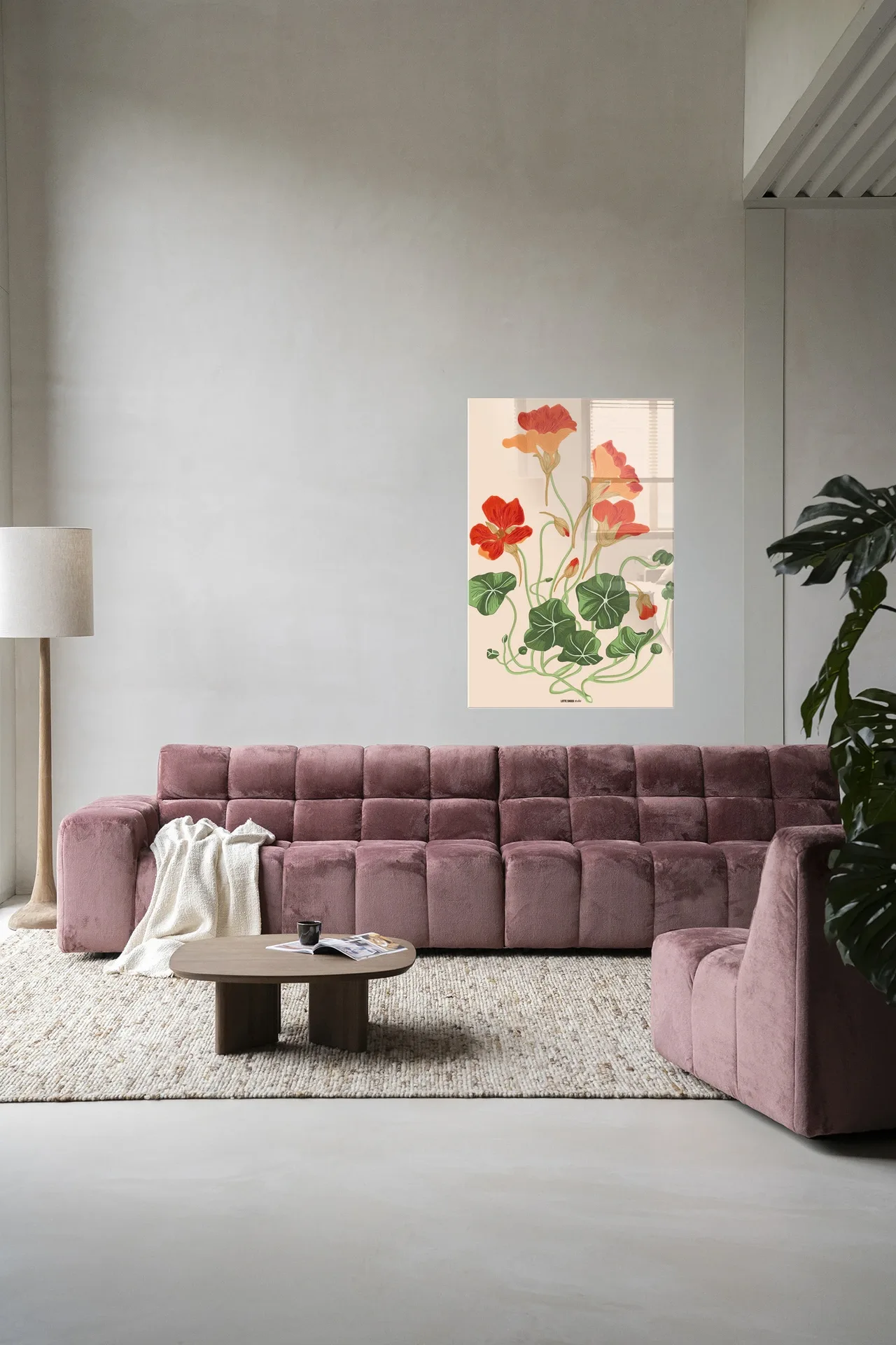 Wandkleed La Cherry - Urban Cotton in een moderne woonkamer boven een roze bank