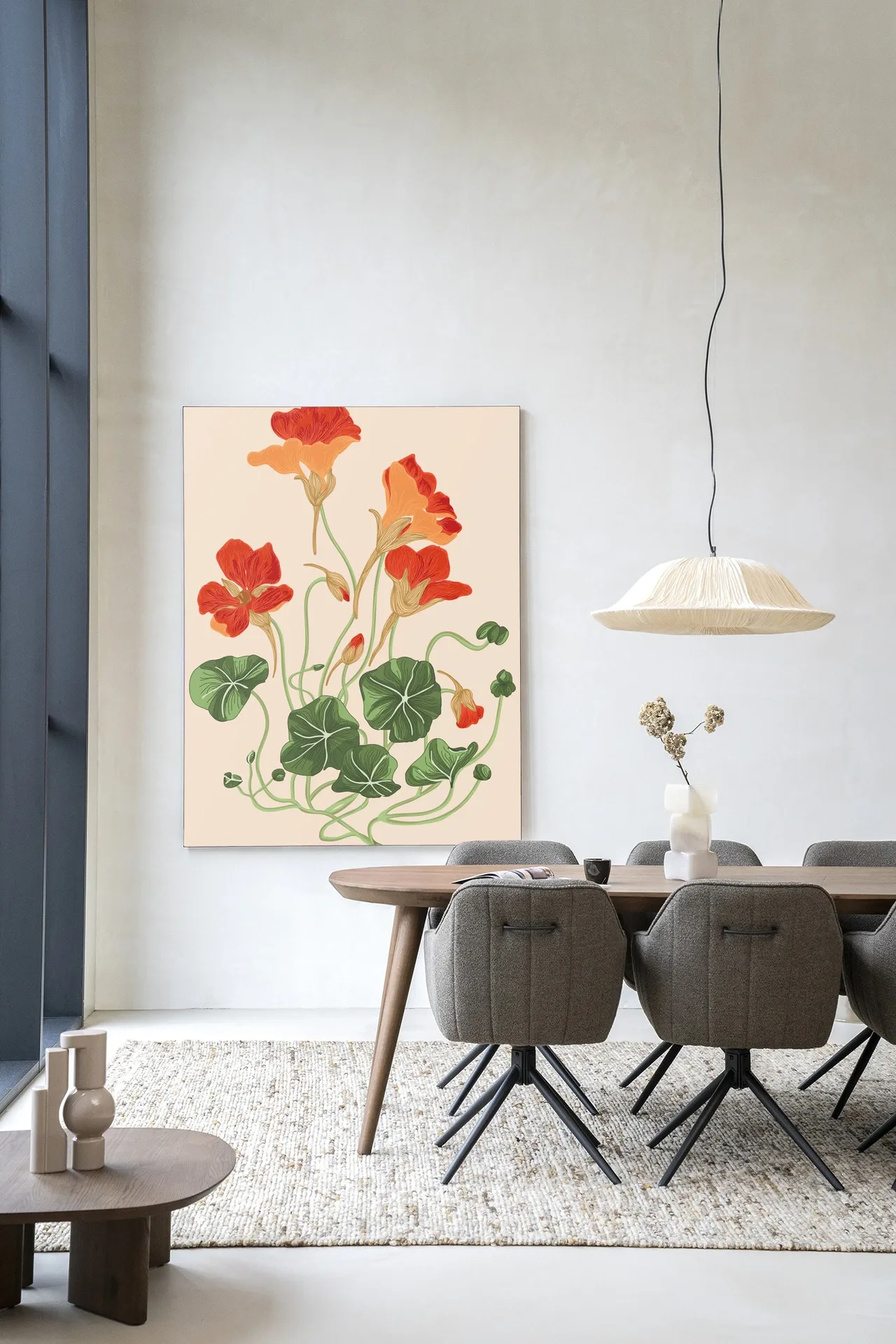 Een wandkleed La Cherry in een lichte eetkamer met houten tafel en grijze stoelen - Urban Cotton