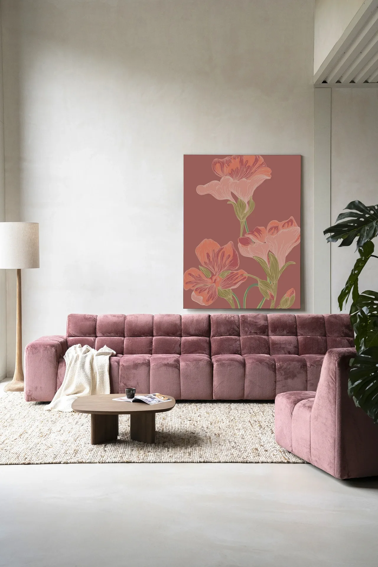 Wandteppich Majus in einem Wohnzimmer mit rosa Sofa, Couchtisch und Stehlampe - Urban Cotton