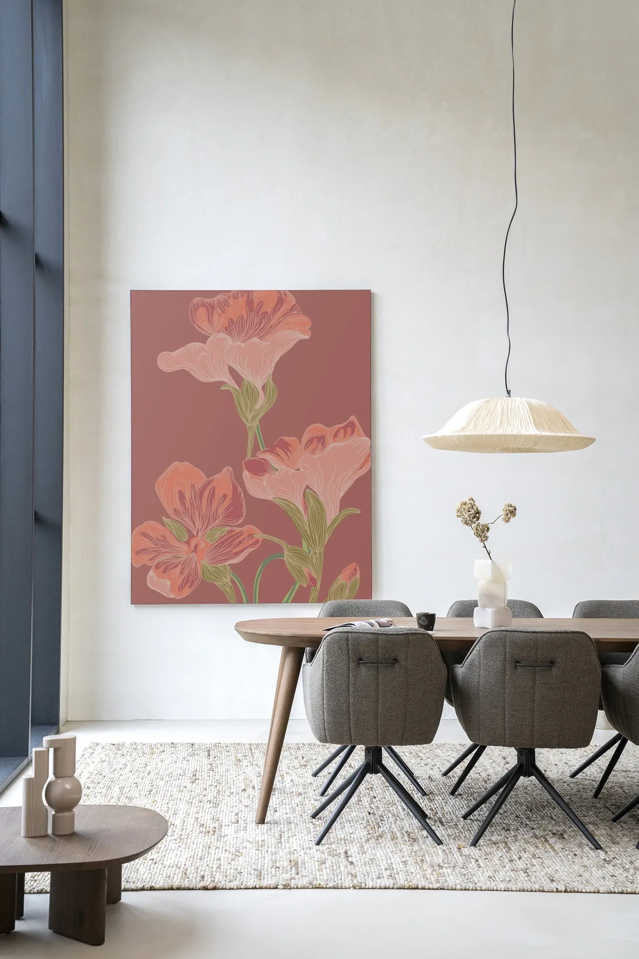Wandteppich Majus - Urban Cotton hängt an einer weißen Wand in einem Esszimmer, mit einem Holztisch und Stühlen davor