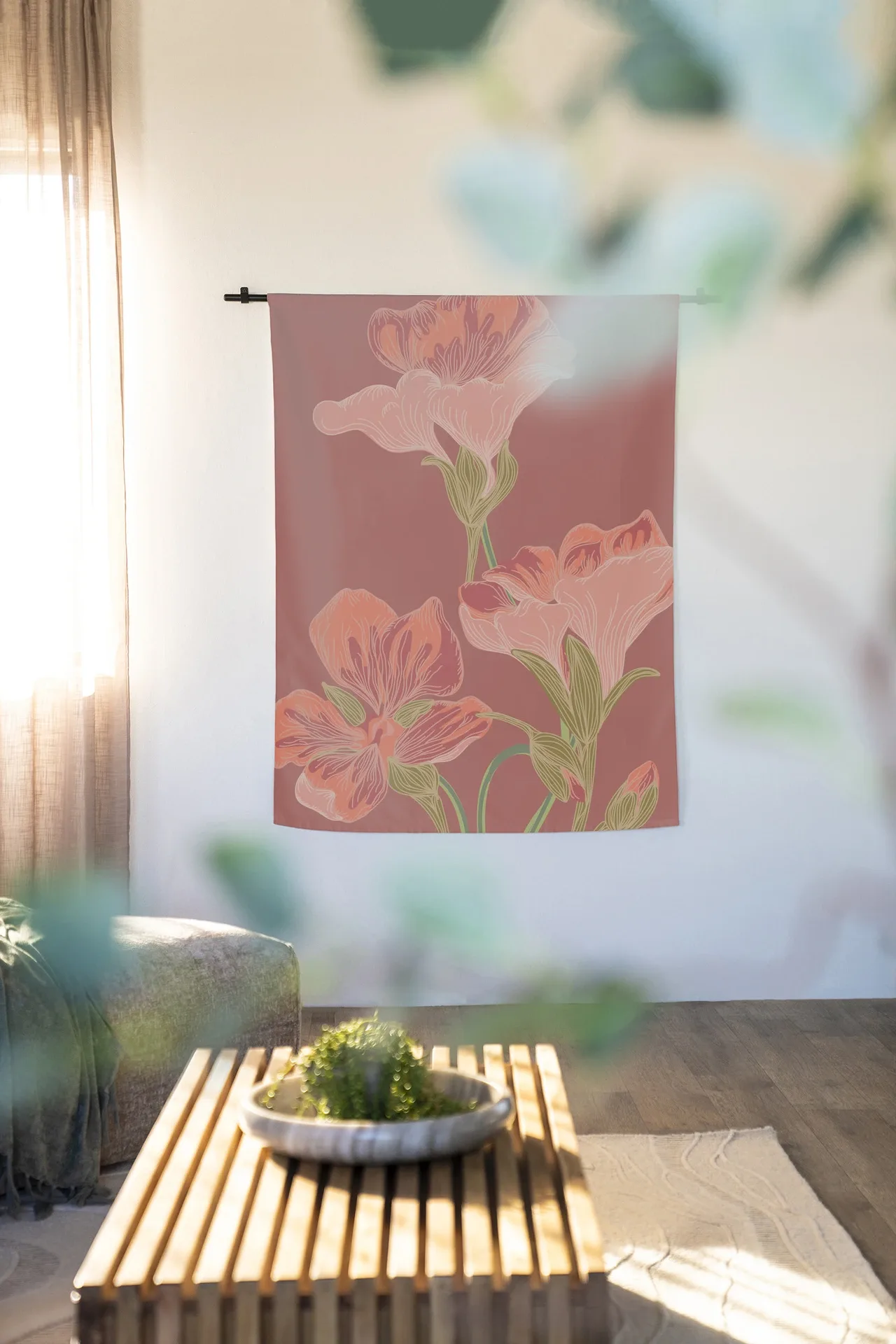 Wandteppich Majus - Urban Cotton hängt an einer Stange in einem hellen Wohnzimmer mit einem Couchtisch aus Holz