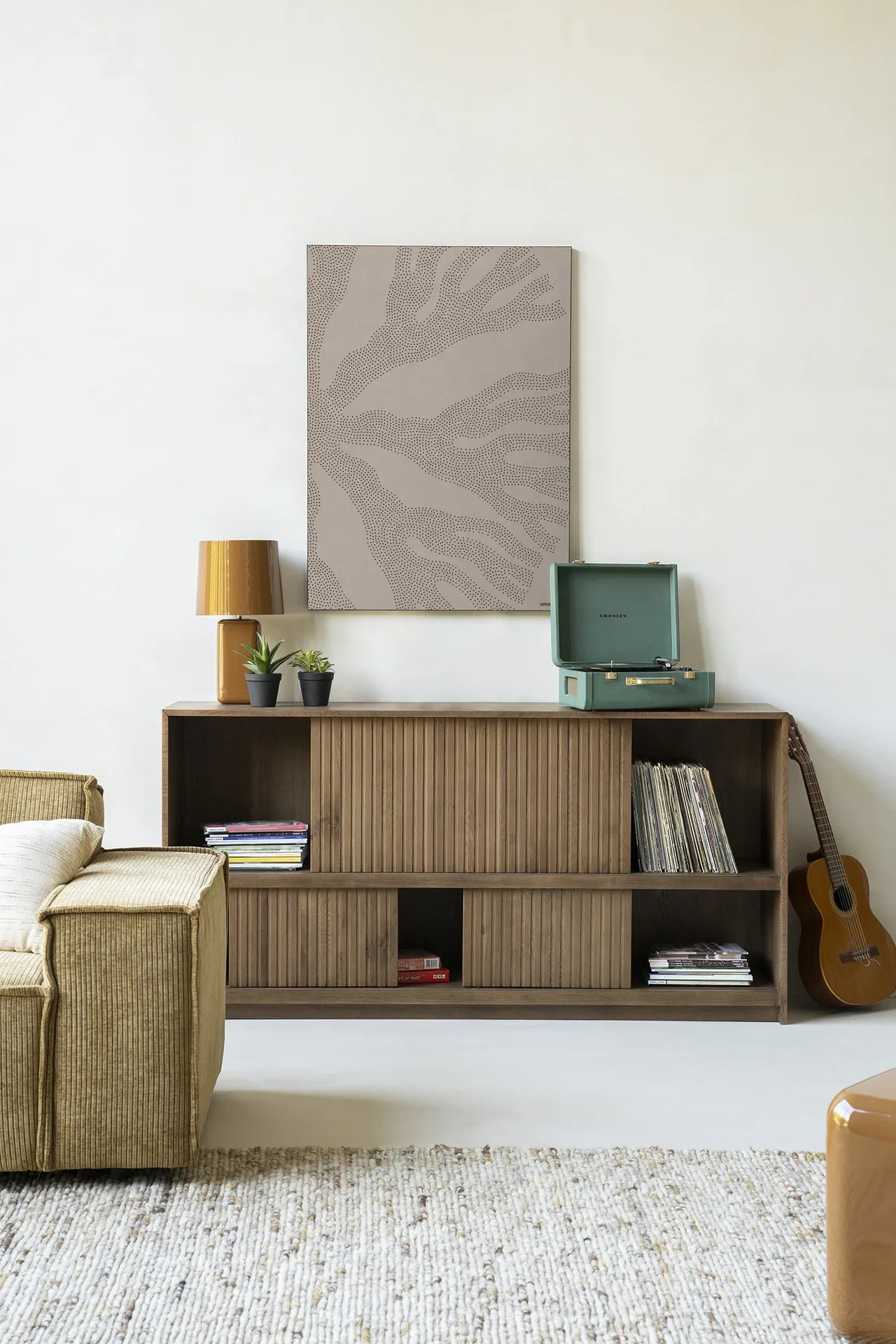 Wandteppich Circle Light - Urban Cotton hängt über einem Holzschrank in einem hellen Wohnzimmer