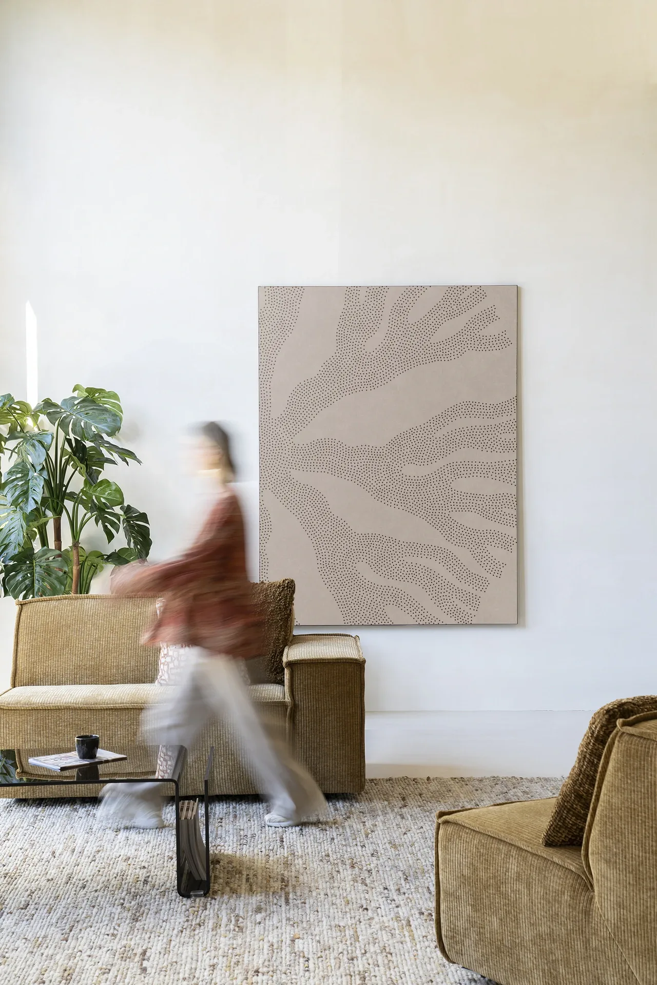 Wandteppich Circle Light - Urban Cotton in einem hellen Wohnzimmer mit einer Person in Bewegung