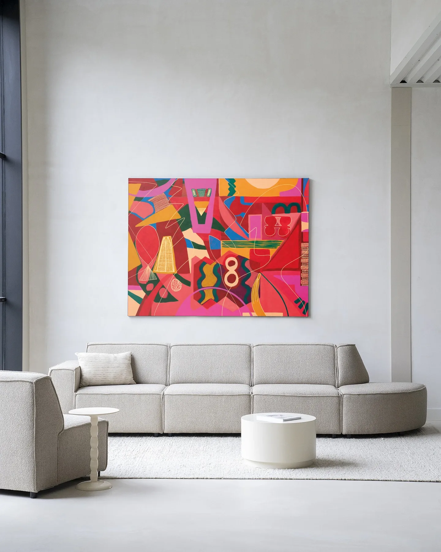 Wandteppich Una Noche de Jazz von Urban Cotton hängt über einem hellen modularen Sofa in einem modernen Wohnzimmer