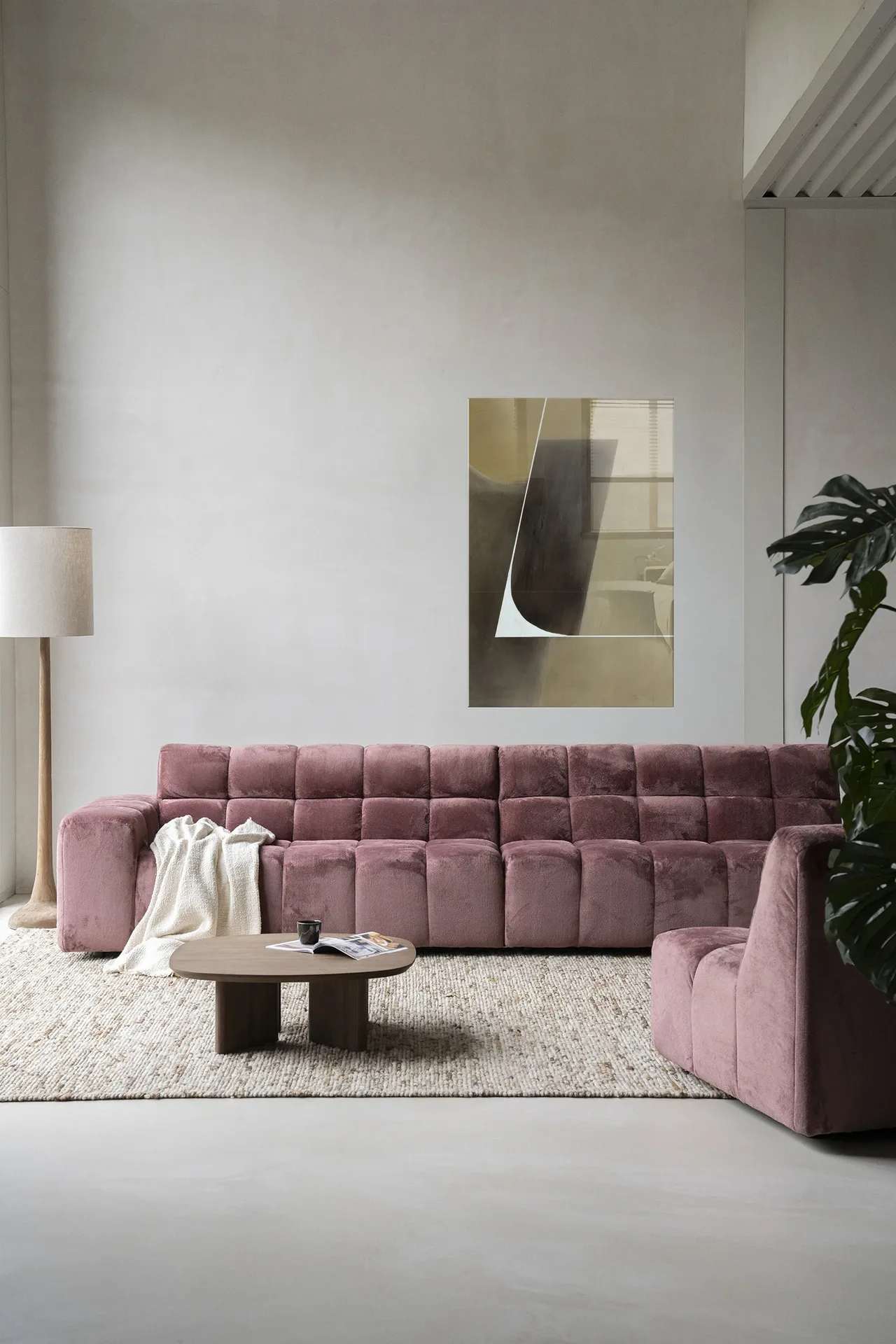 Wandkleed Gentleness van Urban Cotton in een moderne woonkamer met roze bank en houten salontafel