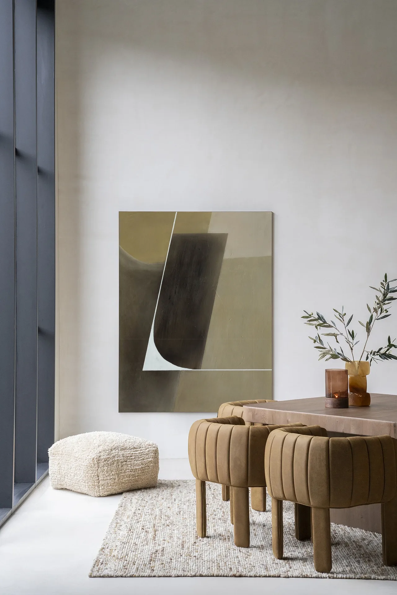 Wandkleed Gentleness - Urban Cotton hangend aan een lichte muur in een moderne eetkamer