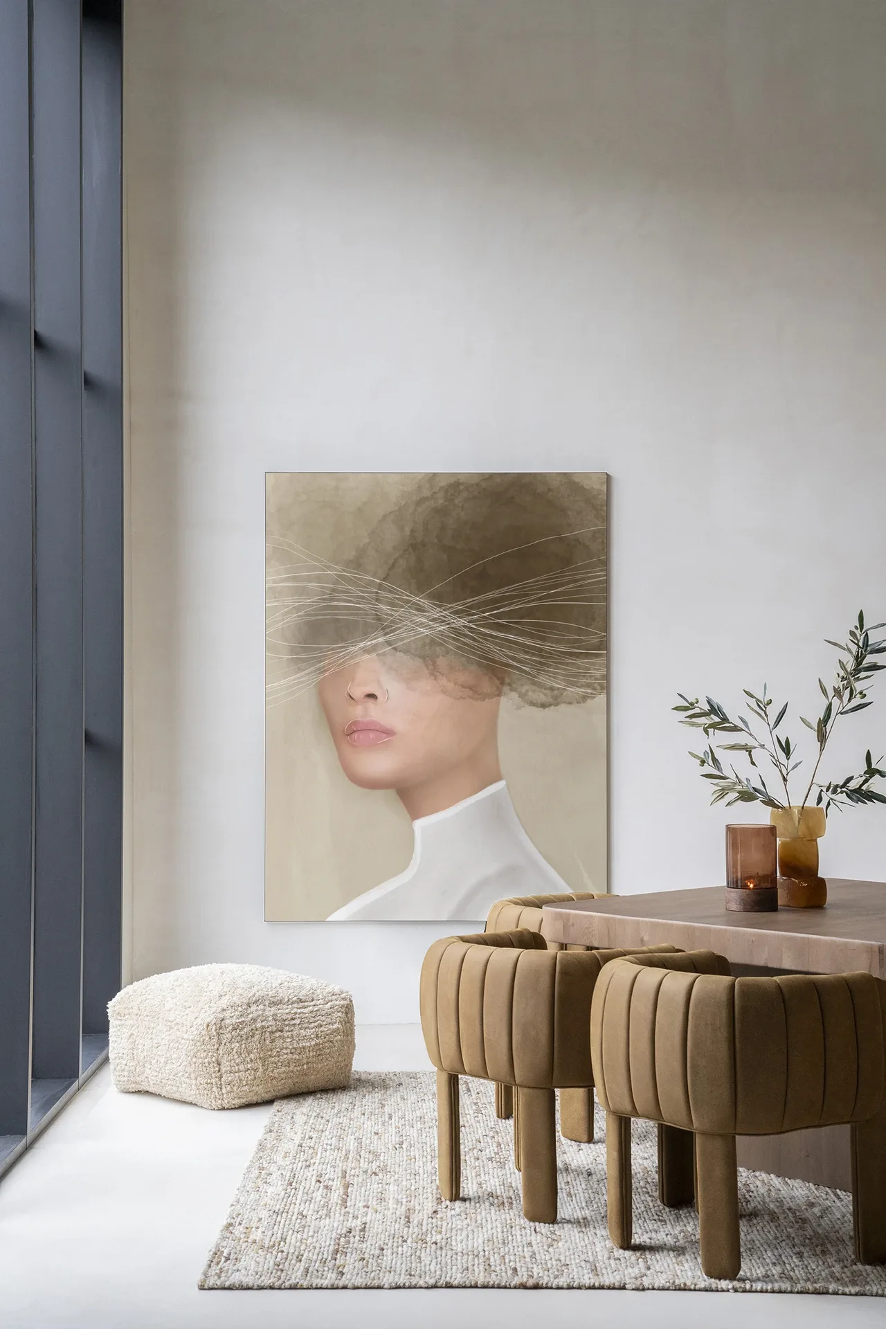 Wandteppich Mood cloud - Urban Cotton hängt in einem hellen Wohnzimmer mit einem Pouf und Stühlen