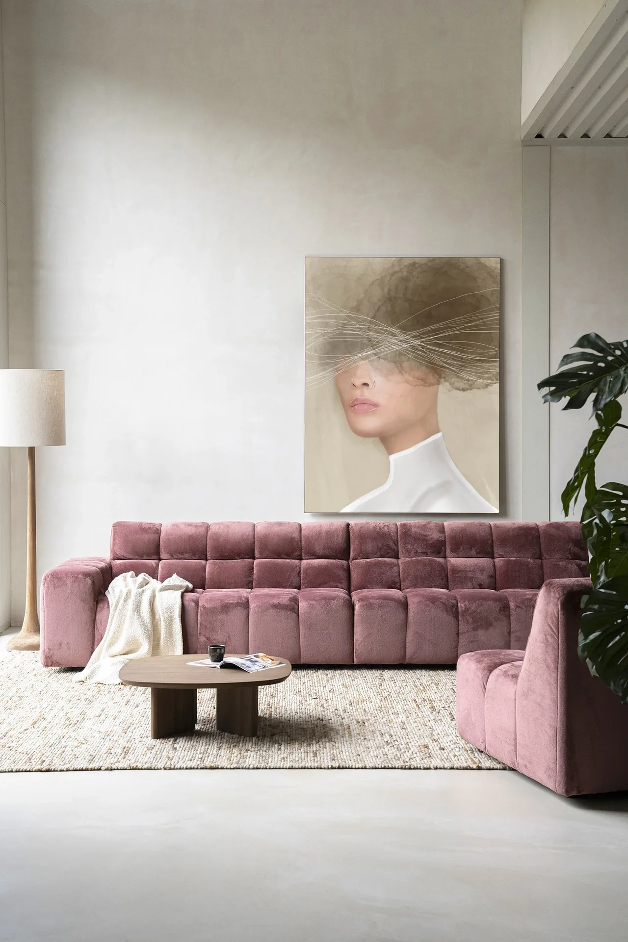 Wandteppich Mood cloud in einem modernen Wohnzimmer mit einem rosa Sofa und Holztisch - Urban Cotton