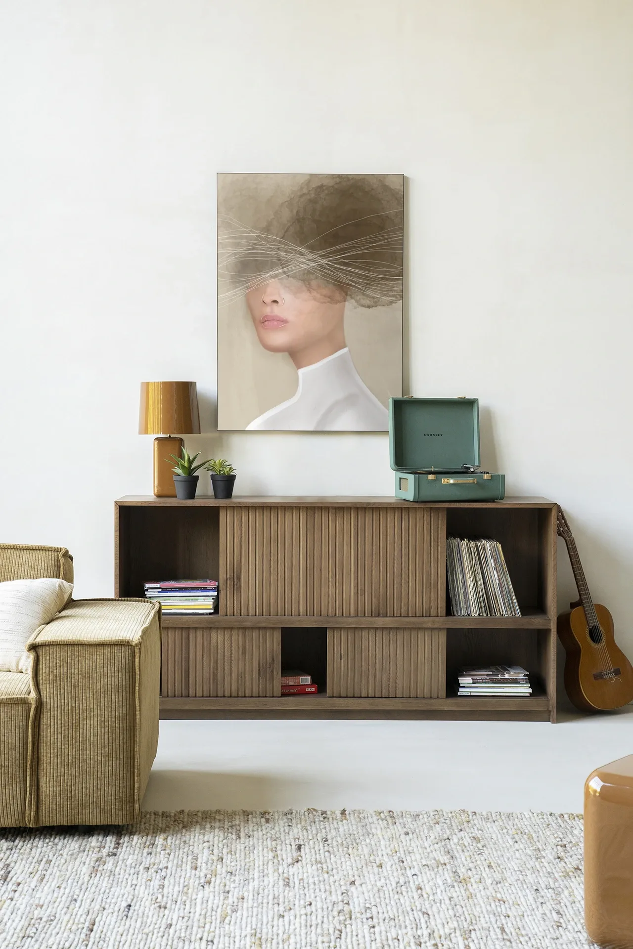 Wandteppich Mood cloud - Urban Cotton hängt über einem Sideboard in einem modernen Interieur