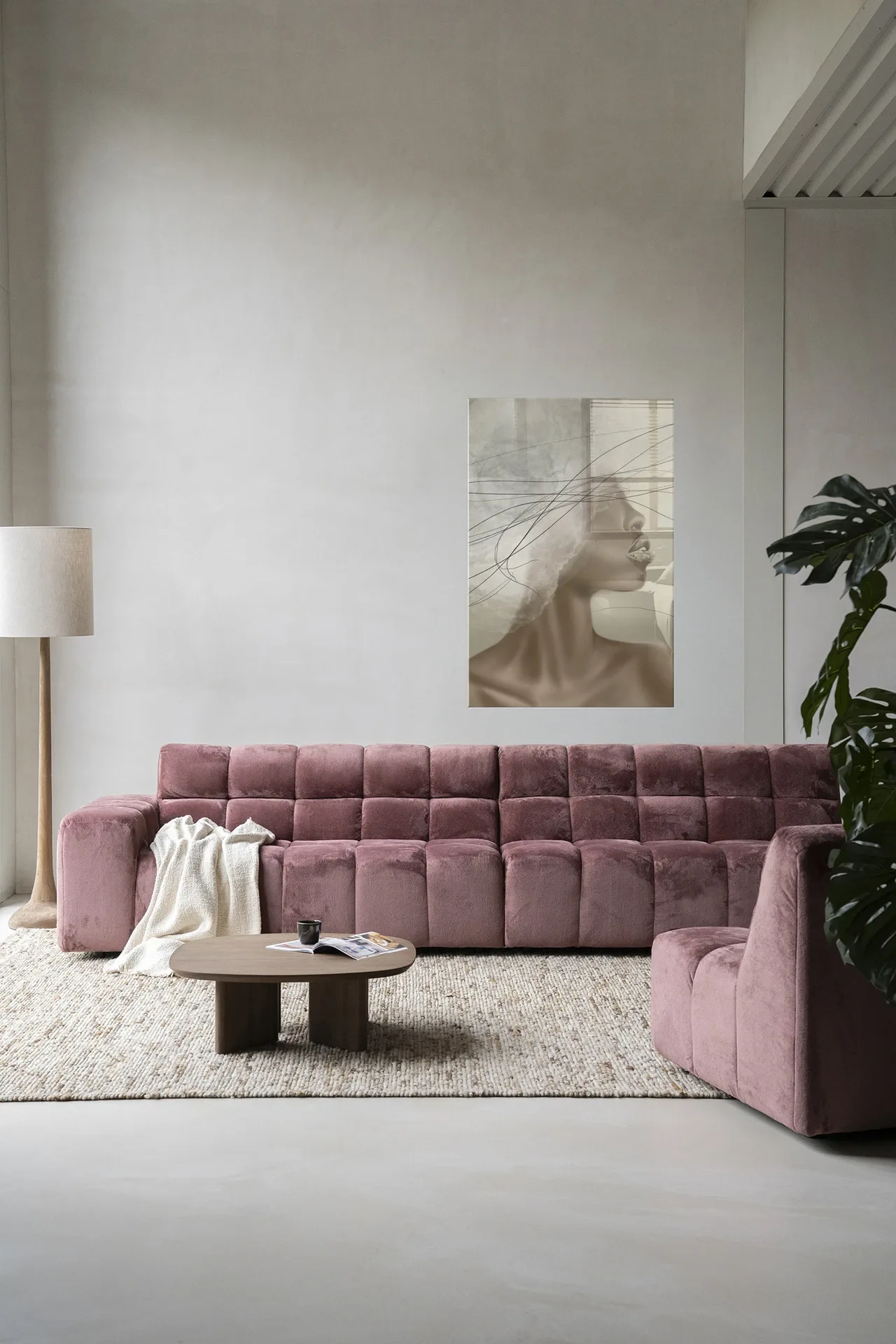 Wandkleed Cloudy thoughts - Urban Cotton in een moderne woonkamer met roze bank en houten salontafel