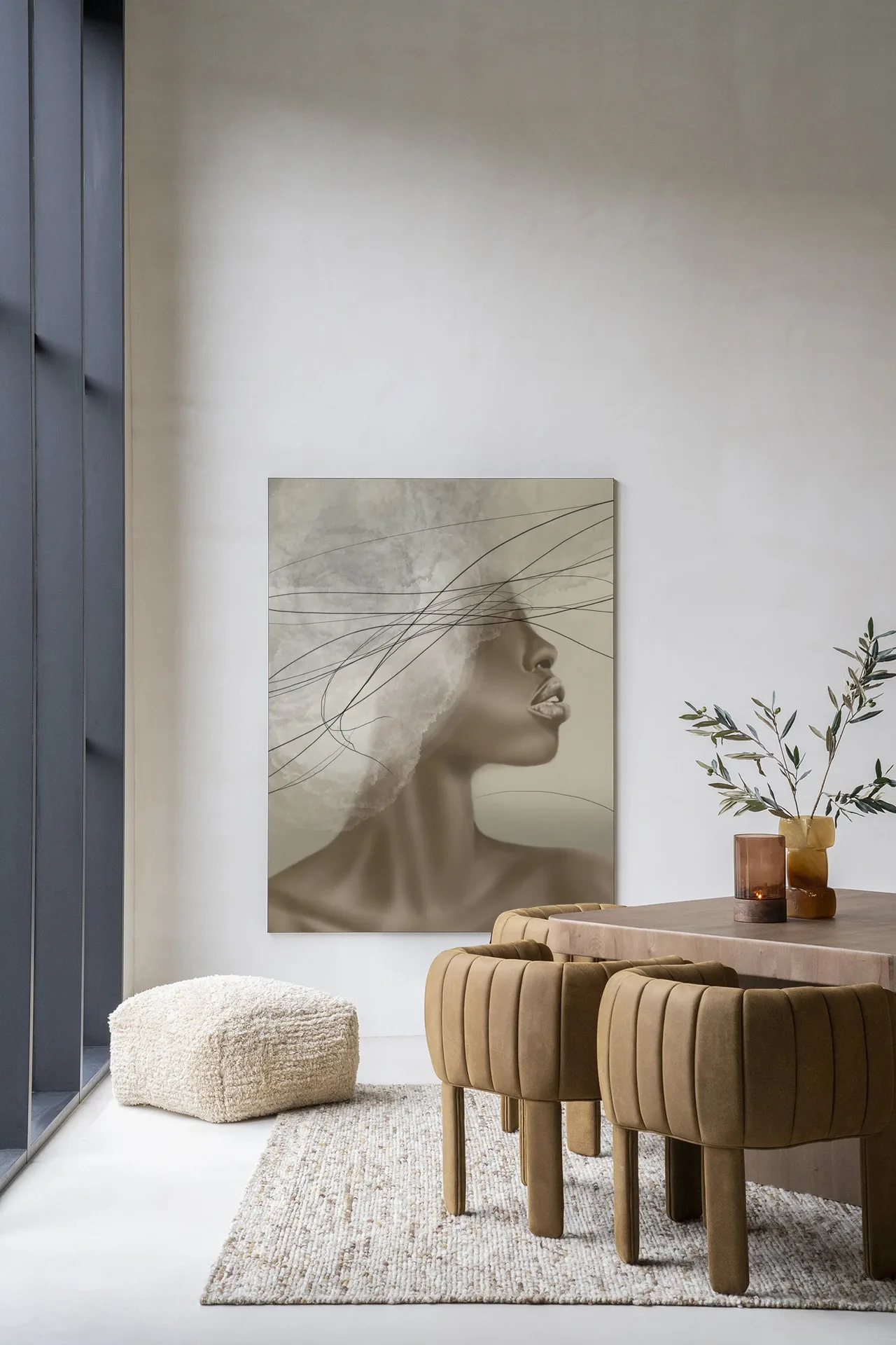 Wandkleed Cloudy thoughts in een moderne eetkamer met een lichtbeige poef en bruine stoelen - Urban Cotton