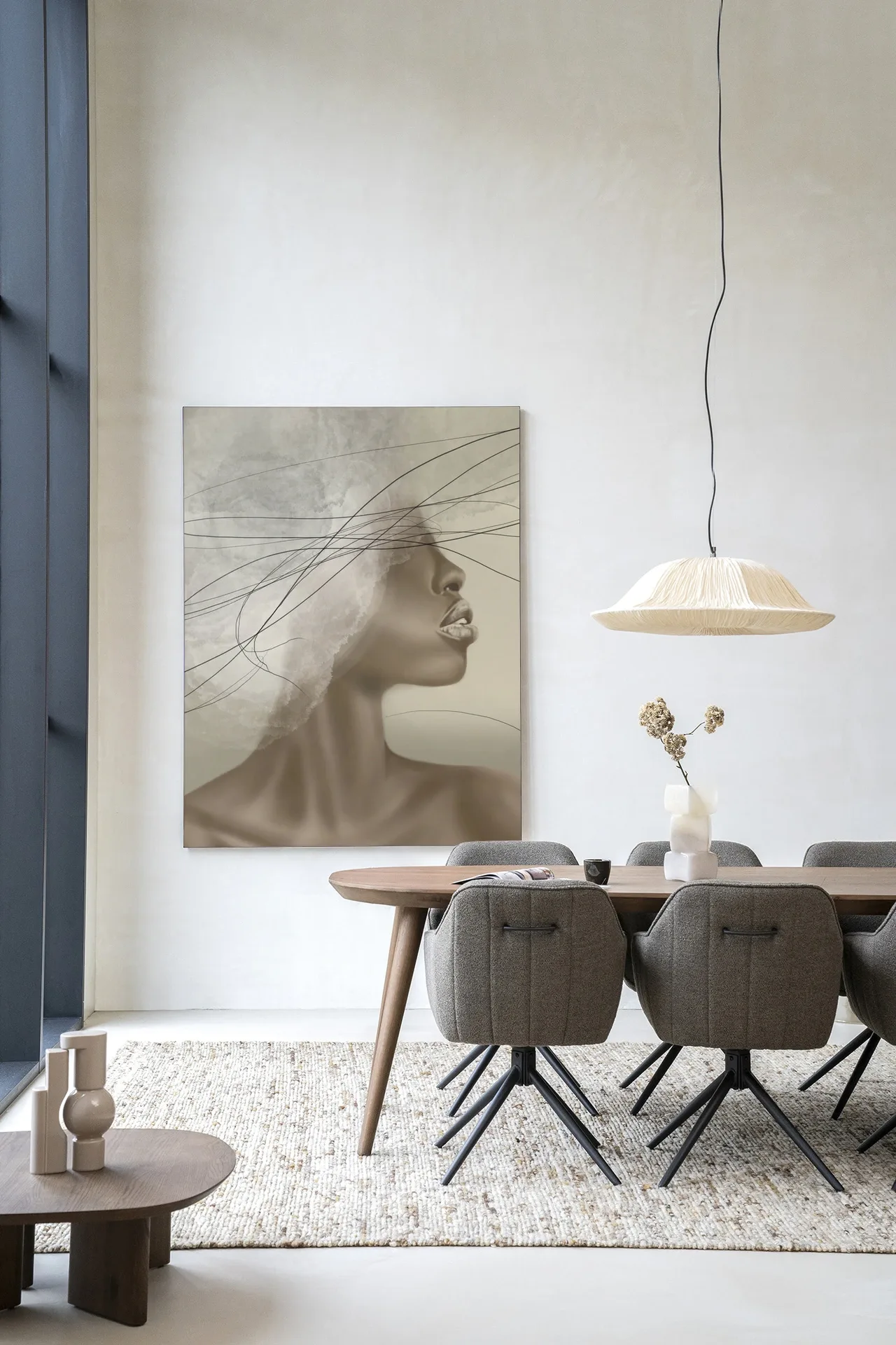 Wandkleed Cloudy thoughts in een moderne eetkamer met houten tafel en grijze stoelen - Urban Cotton