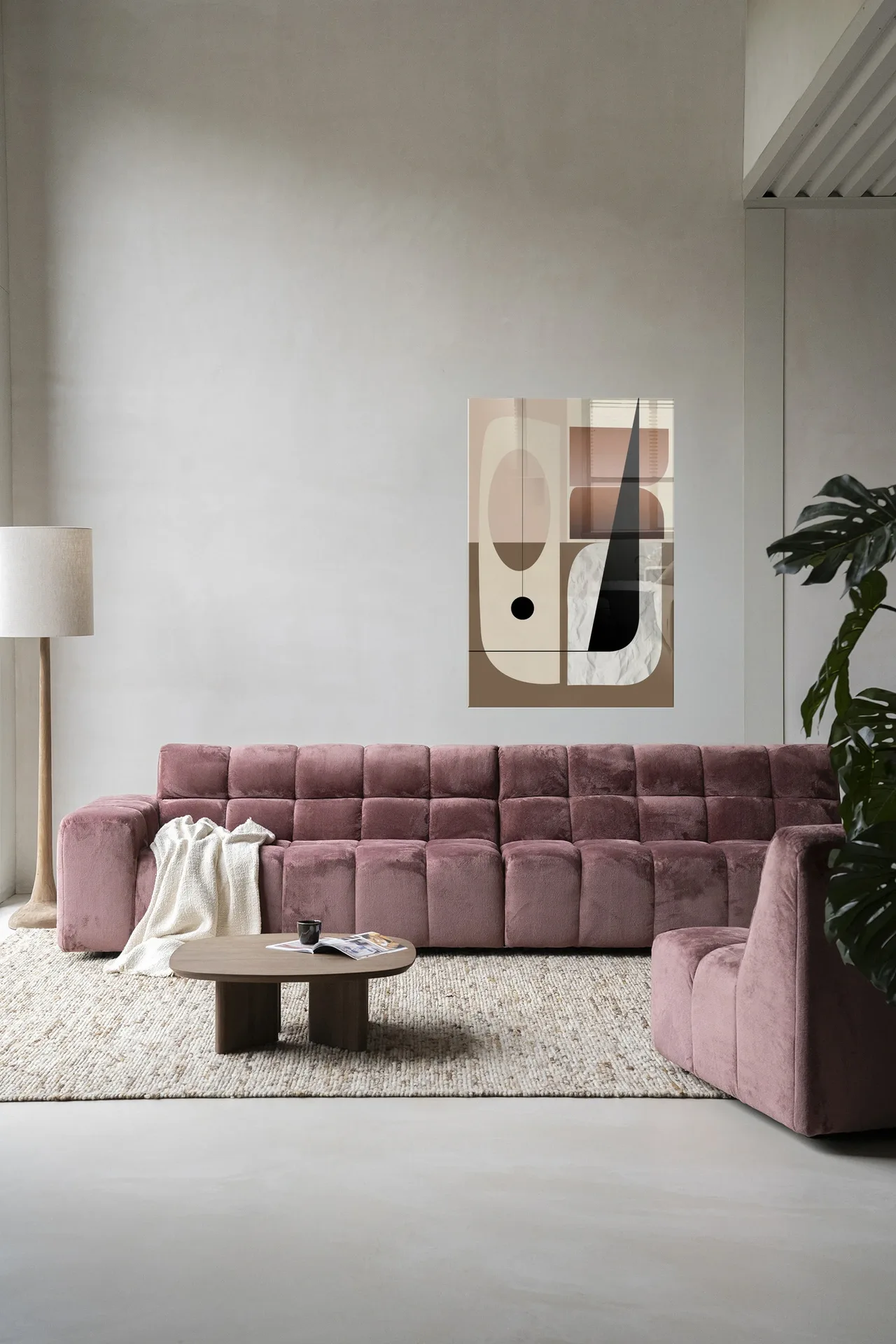 Wandteppich Refined von Urban Cotton hängt über einem rosa Sofa in einem modernen Wohnzimmer