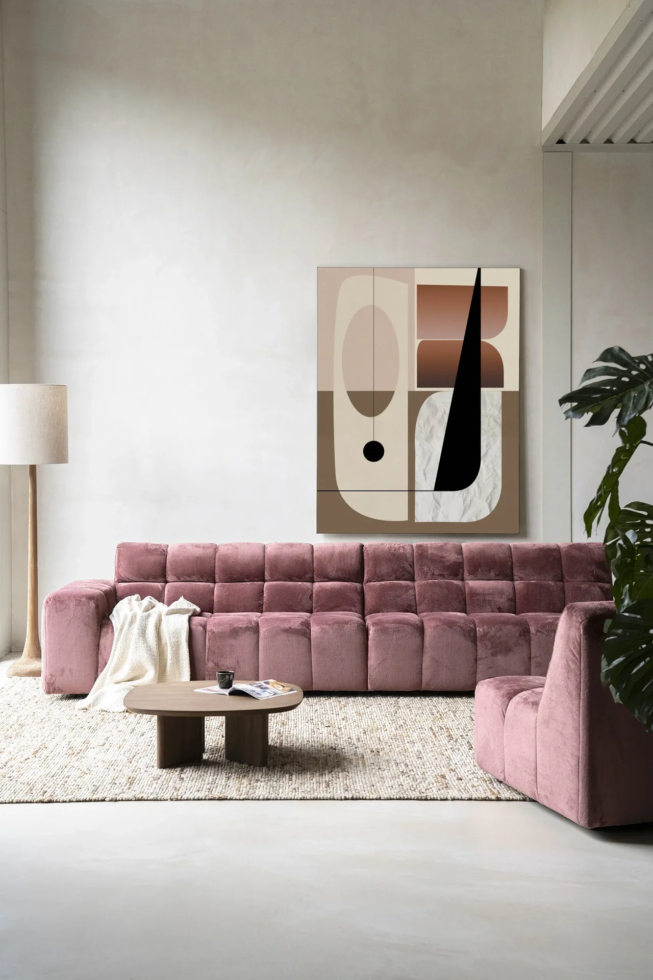 Wandteppich Refined - Urban Cotton hängt über einem rosa Sofa in einem modernen Wohnzimmer