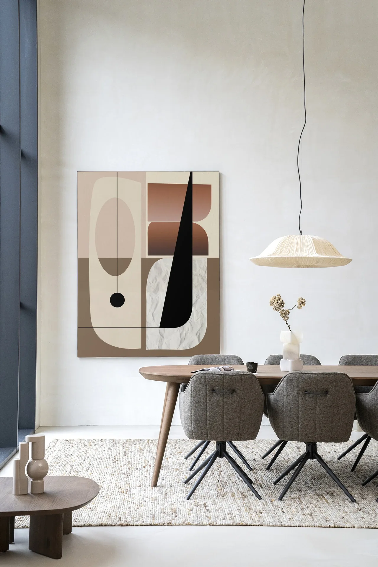 Wandteppich Refined von Urban Cotton hängt in einem modernen Esszimmer über einem Holztisch